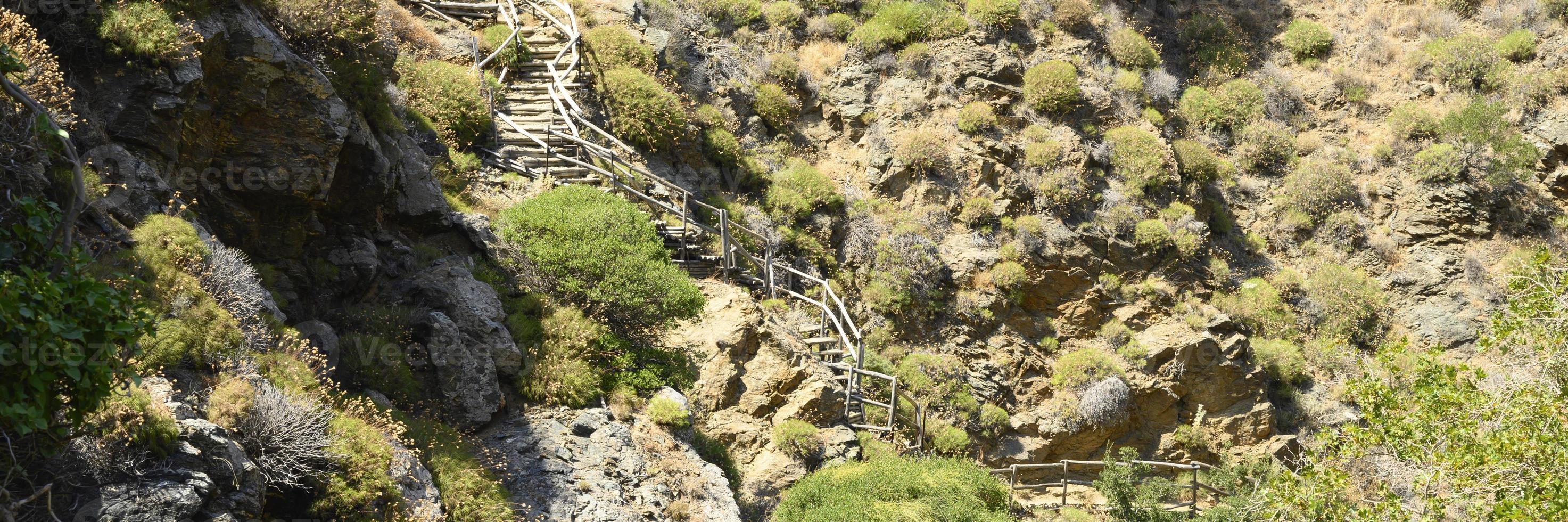 alte hausgemachte Holztreppe, die über Felsen in einer Bergschlucht führt foto