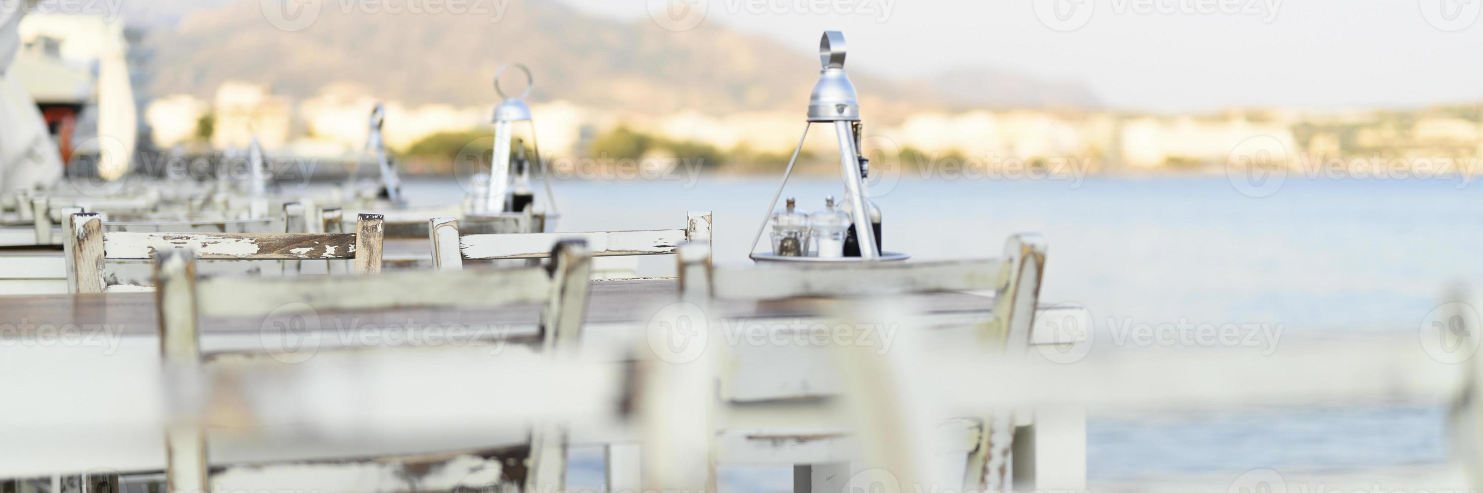 Cafétische am mediterranen Uferdamm foto