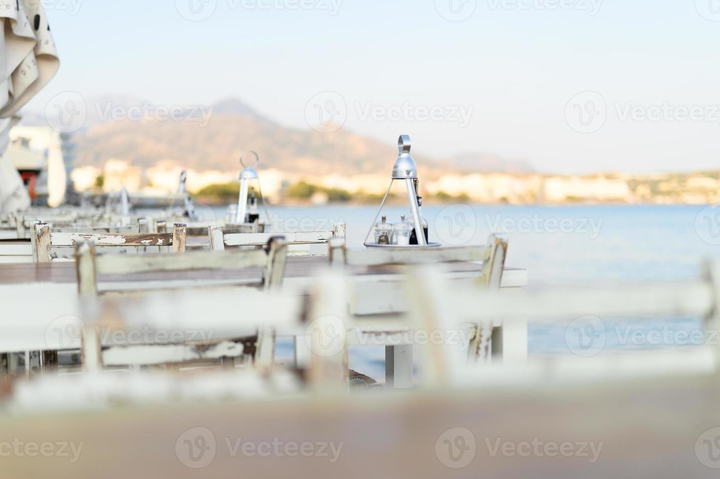 Cafétische am mediterranen Uferdamm foto
