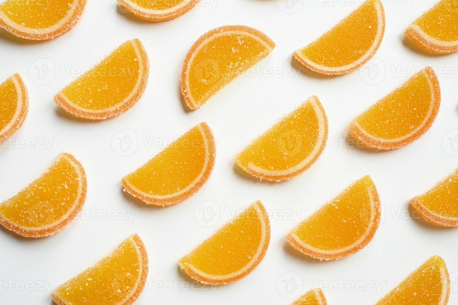 Marmeladenscheiben von Orangen lokalisiert auf einem weißen Hintergrund foto