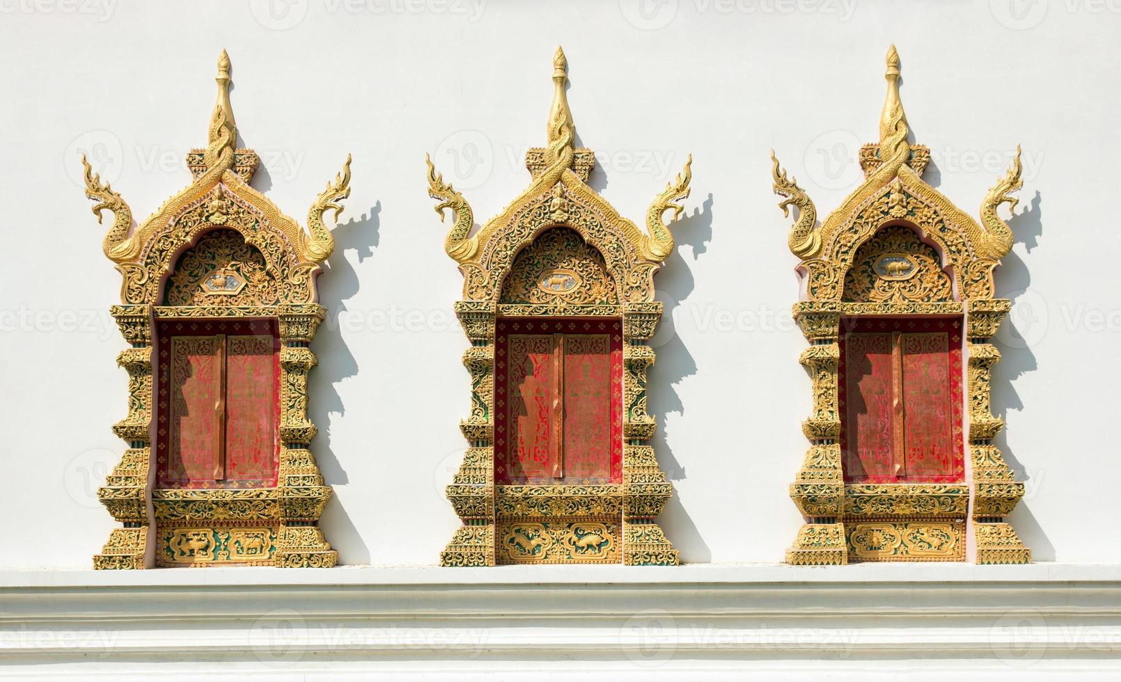 golden Fenster Rahmen auf Weiß Beton Mauer im Tempel. thailändisch Stil Dekoration von Muster foto