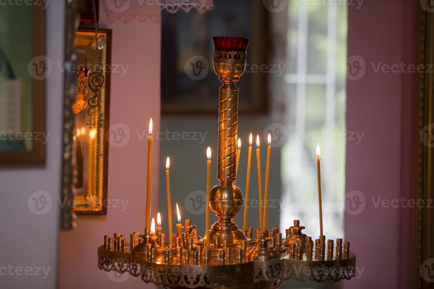 Kirche Kerzen im ein Gold Leuchter im das Tempel. foto