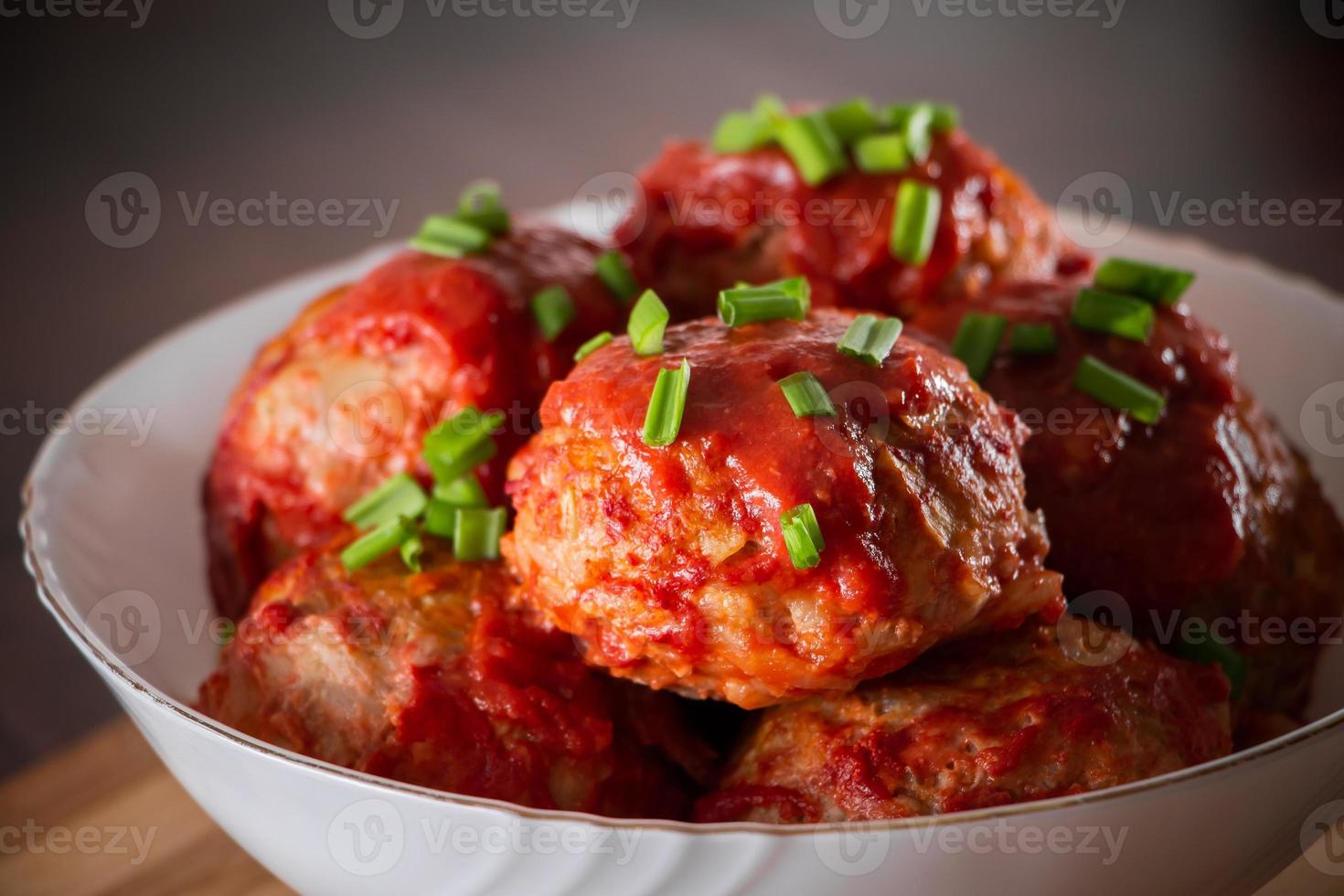 Fleischbällchen mit Tomatensauce und Kräutern foto