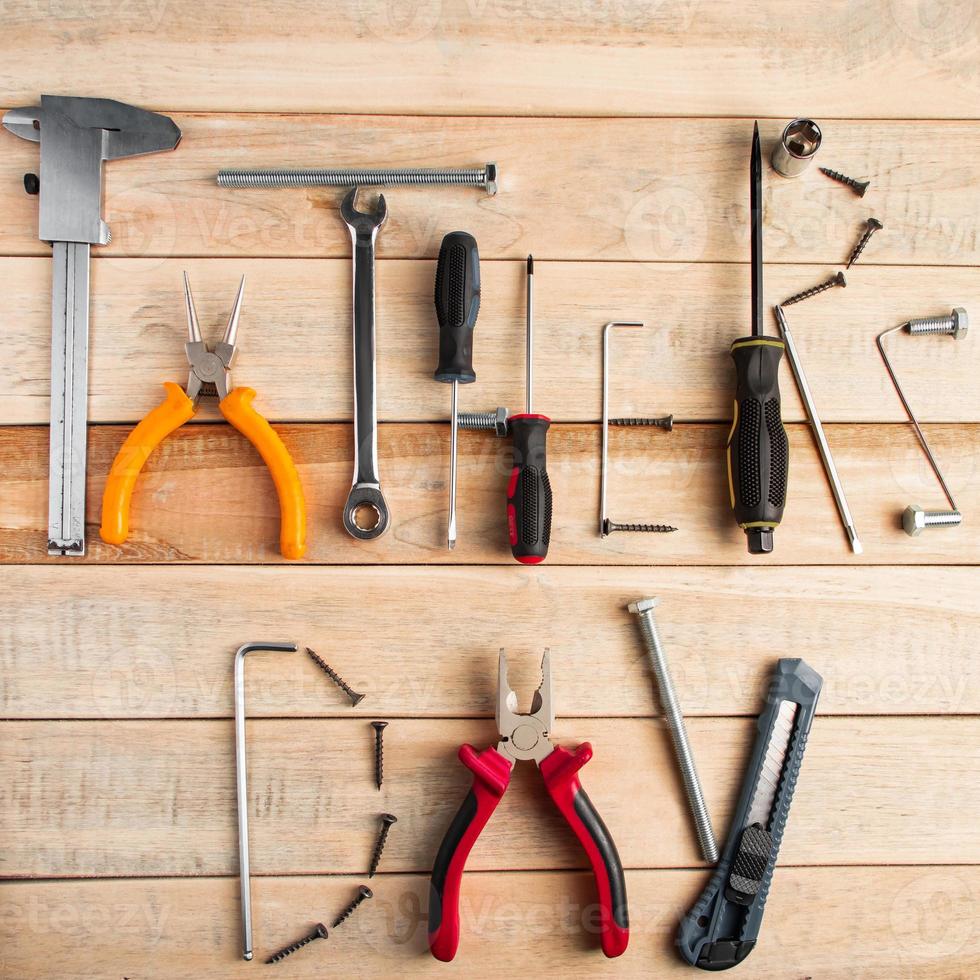 Vatertagsgrußkarte mit Werkzeugen auf hölzernem Hintergrund foto