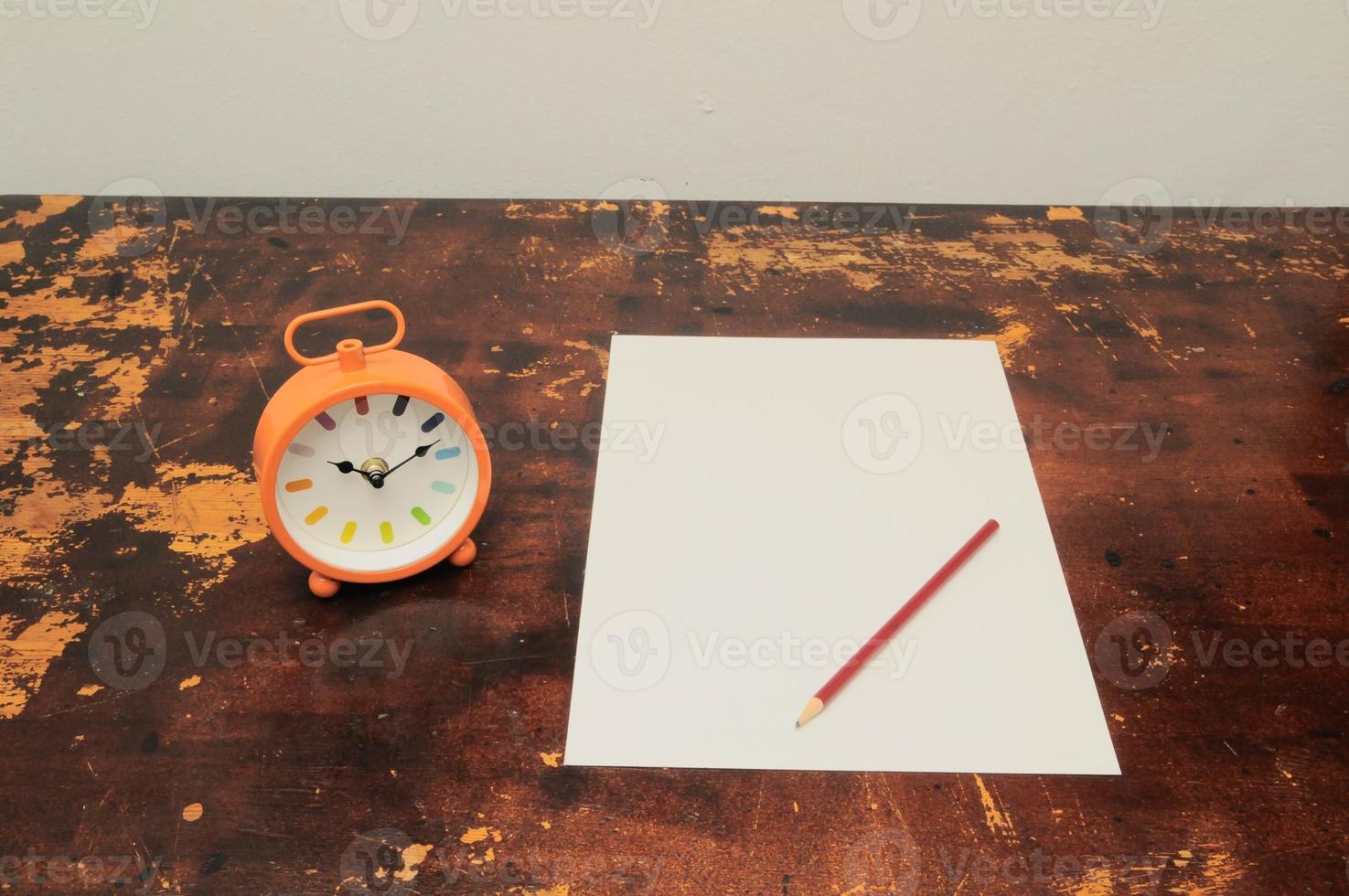 Weiß Papier, ein Uhr und ein Bleistift foto