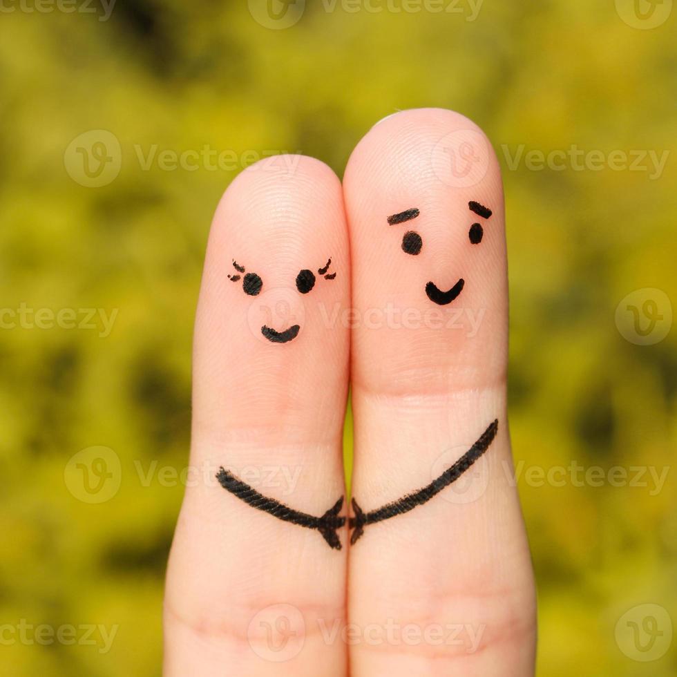 Finger Kunst von ein glücklich Paar. glücklich Paar halten Hände auf das Hintergrund von Gelb Blätter foto