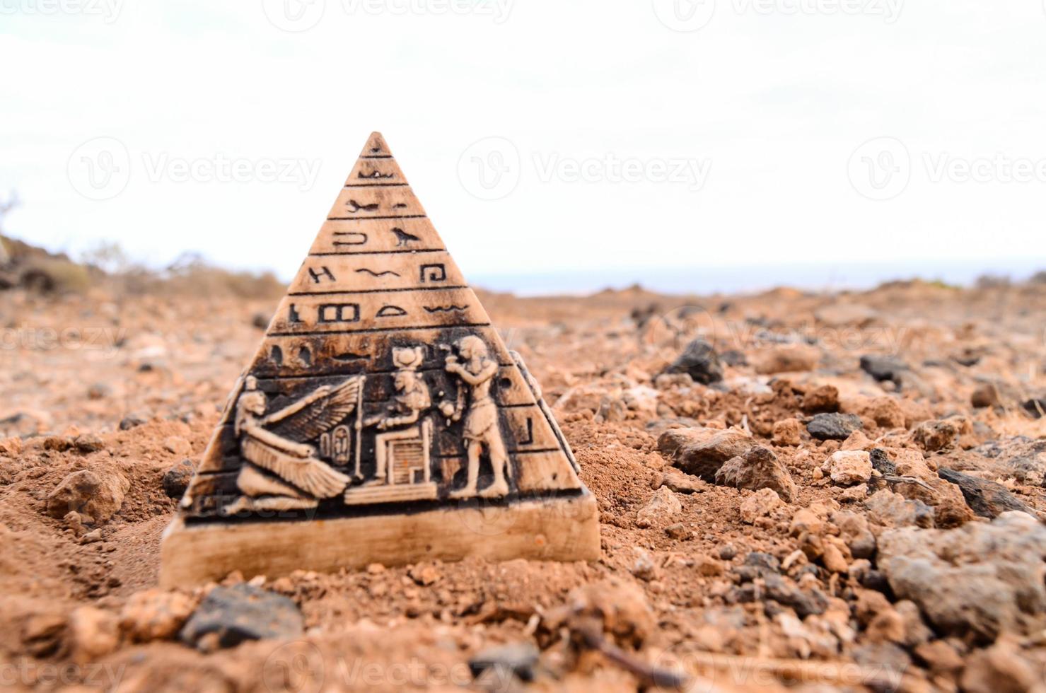 Miniatur Pyramide auf das Boden foto