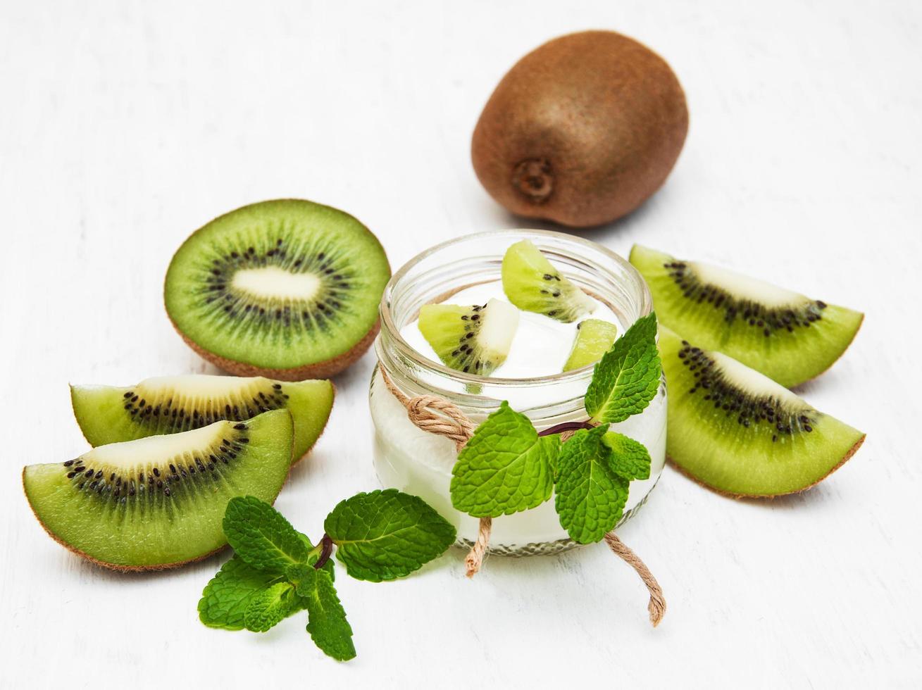 Kiwi-Joghurt auf einem Tisch foto