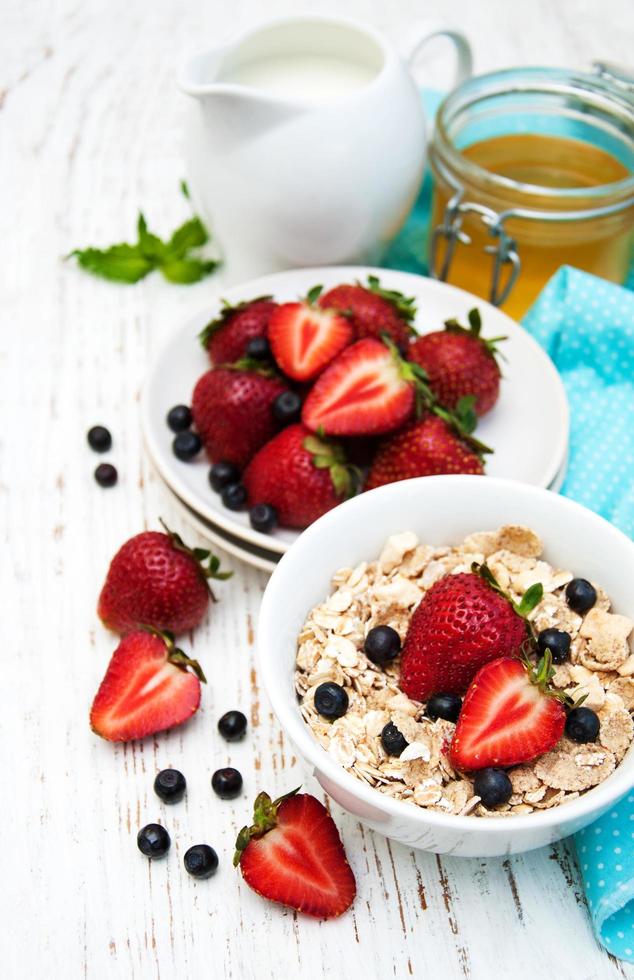 Müsli mit Erdbeeren foto