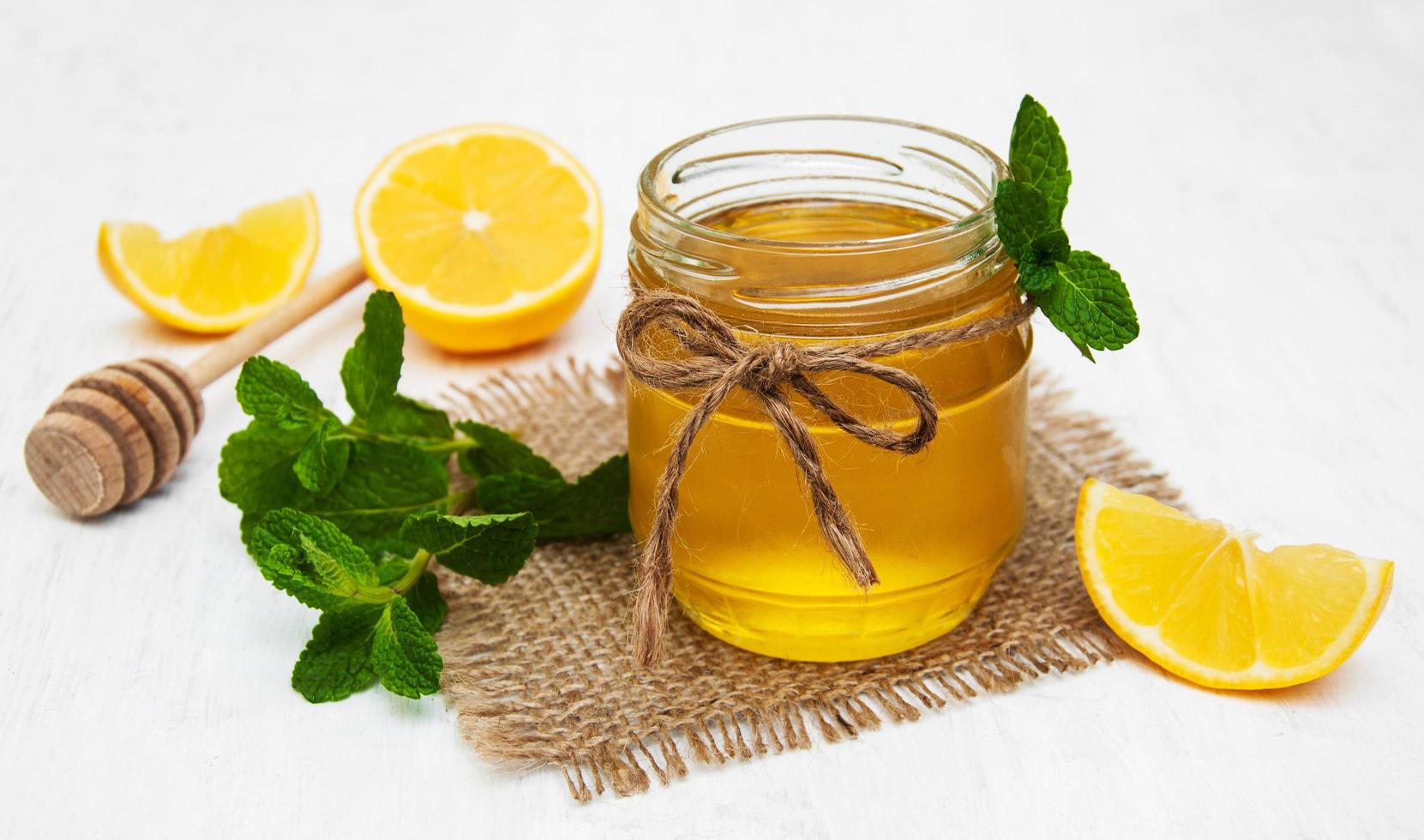 Honig mit Zitrone und Minze foto