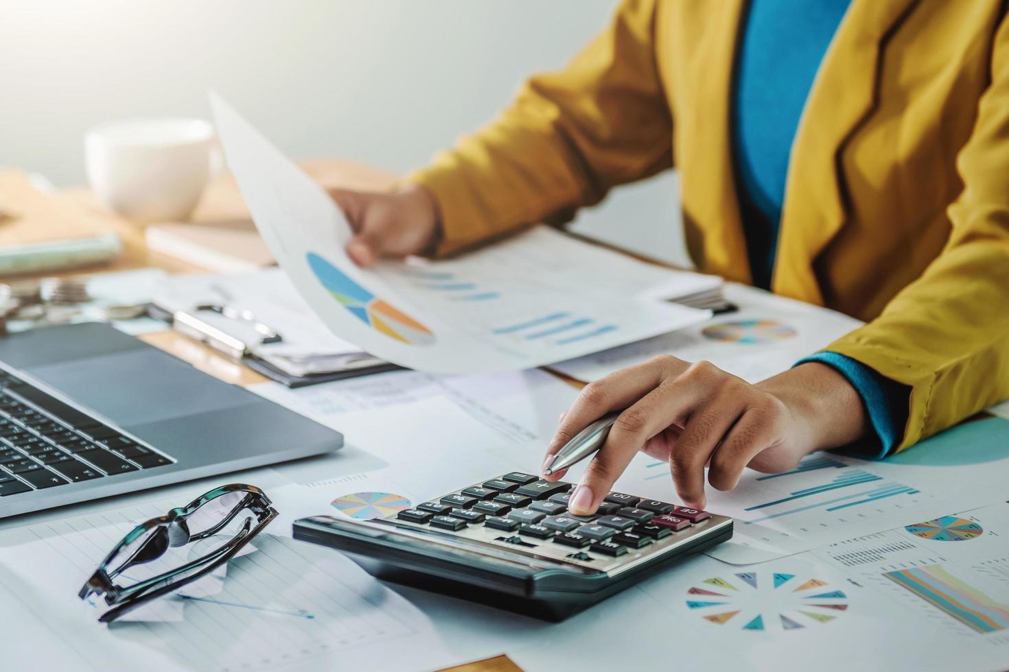 Geschäft Frau Arbeiten im Finanzen und Buchhaltung analysieren finanziell Budget im das Büro foto