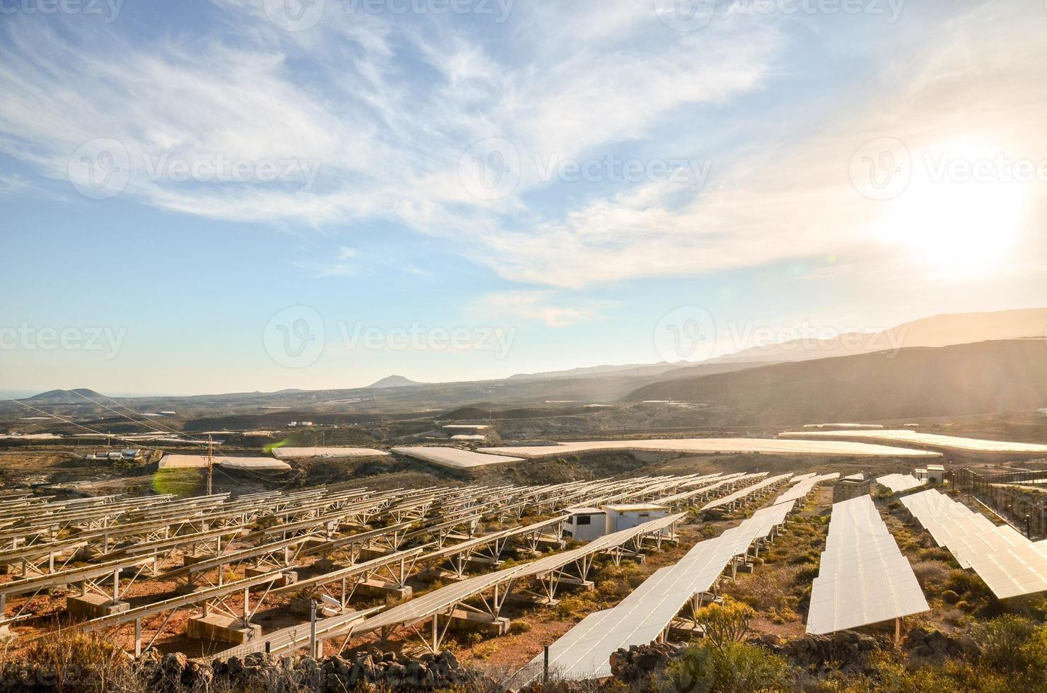 Feld von Solar- Paneele foto