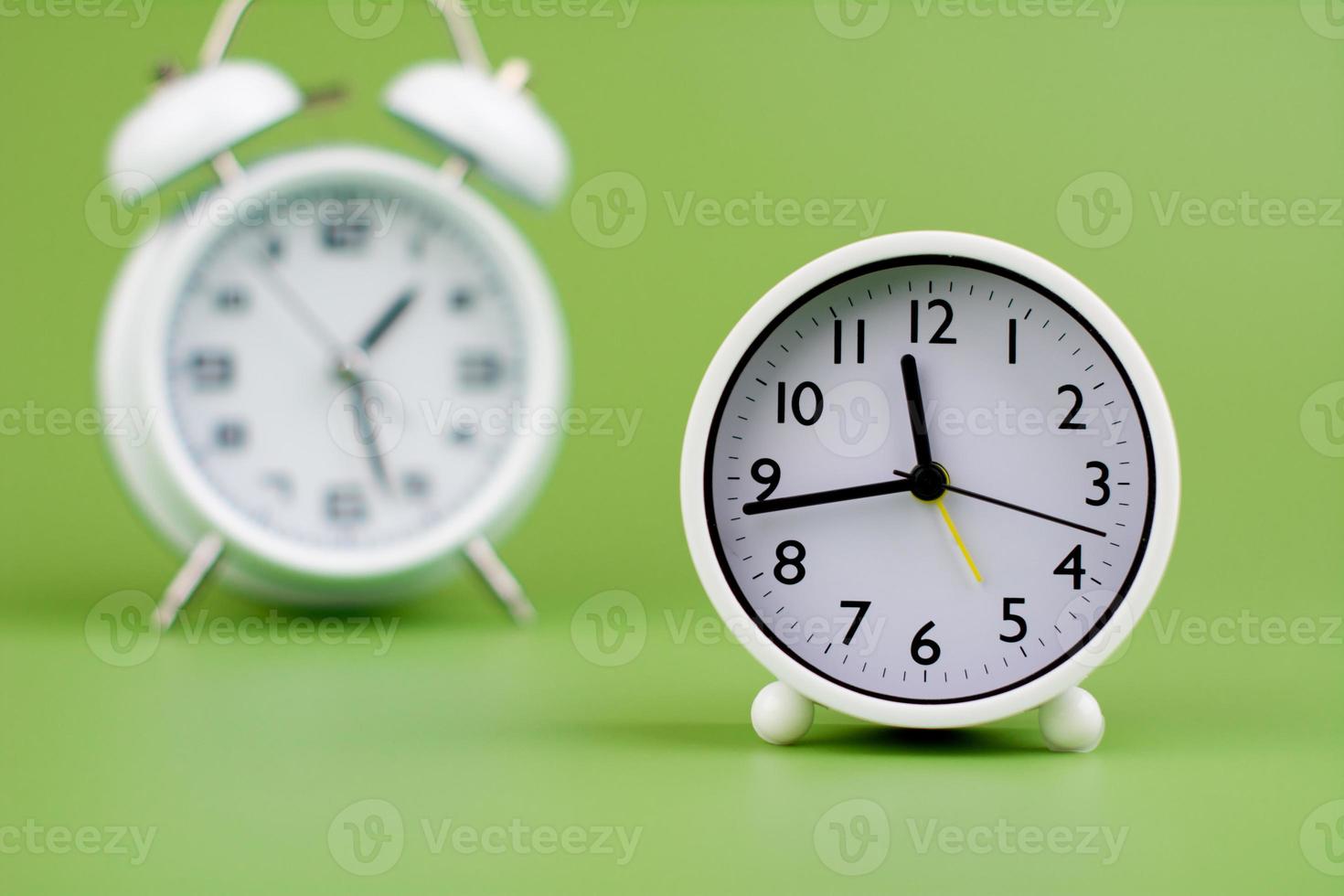 Weiß Uhr auf Licht Grün Hintergrund, Konzept von Zeit Zeit Planung foto