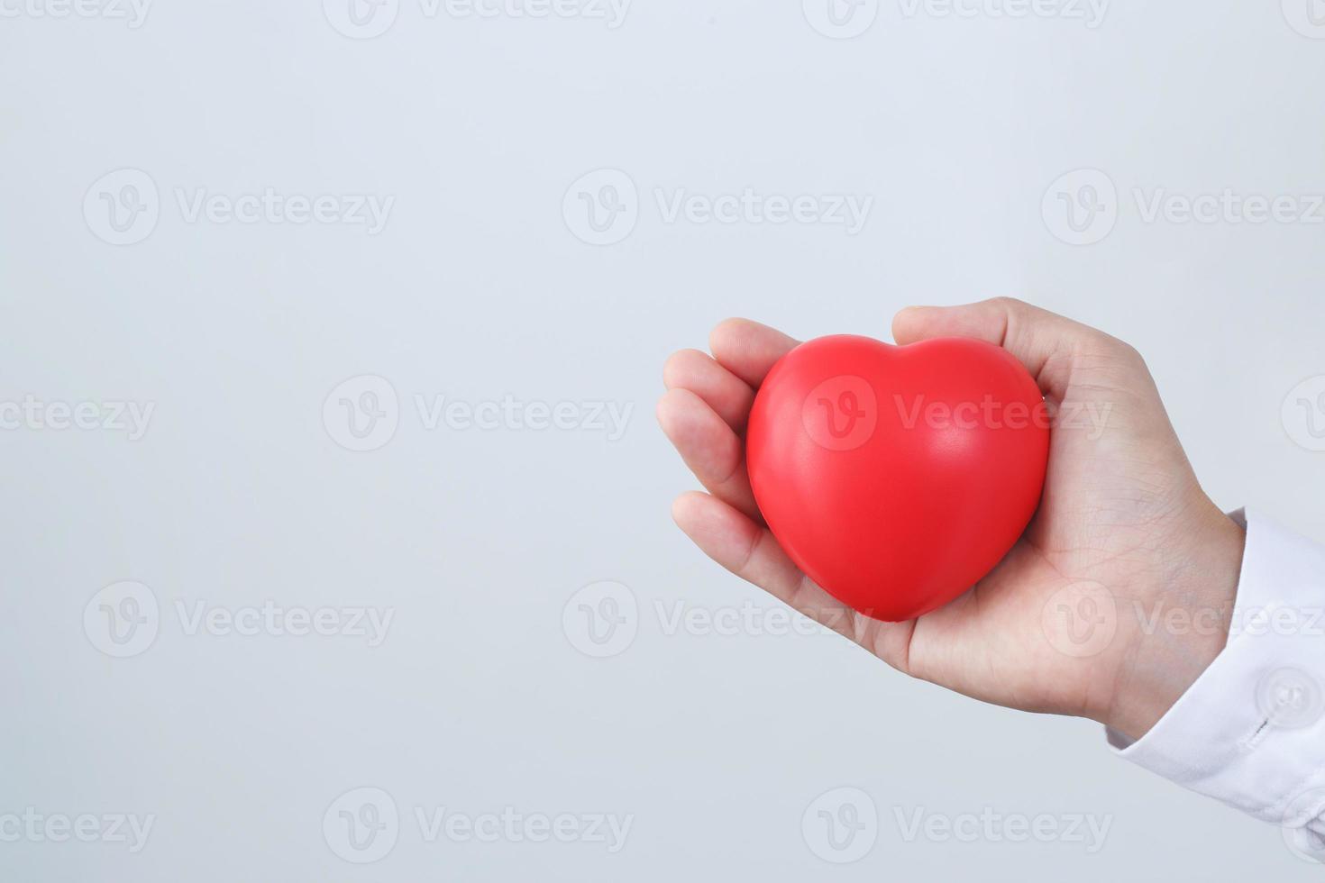 Angina ist eine häufige Herzerkrankung bei Erwachsenen. Zu den Hauptrisikofaktoren gehört das zunehmende Alter. starkes Rauchen Hyperlipidämie, Diabetes, Bluthochdruck foto