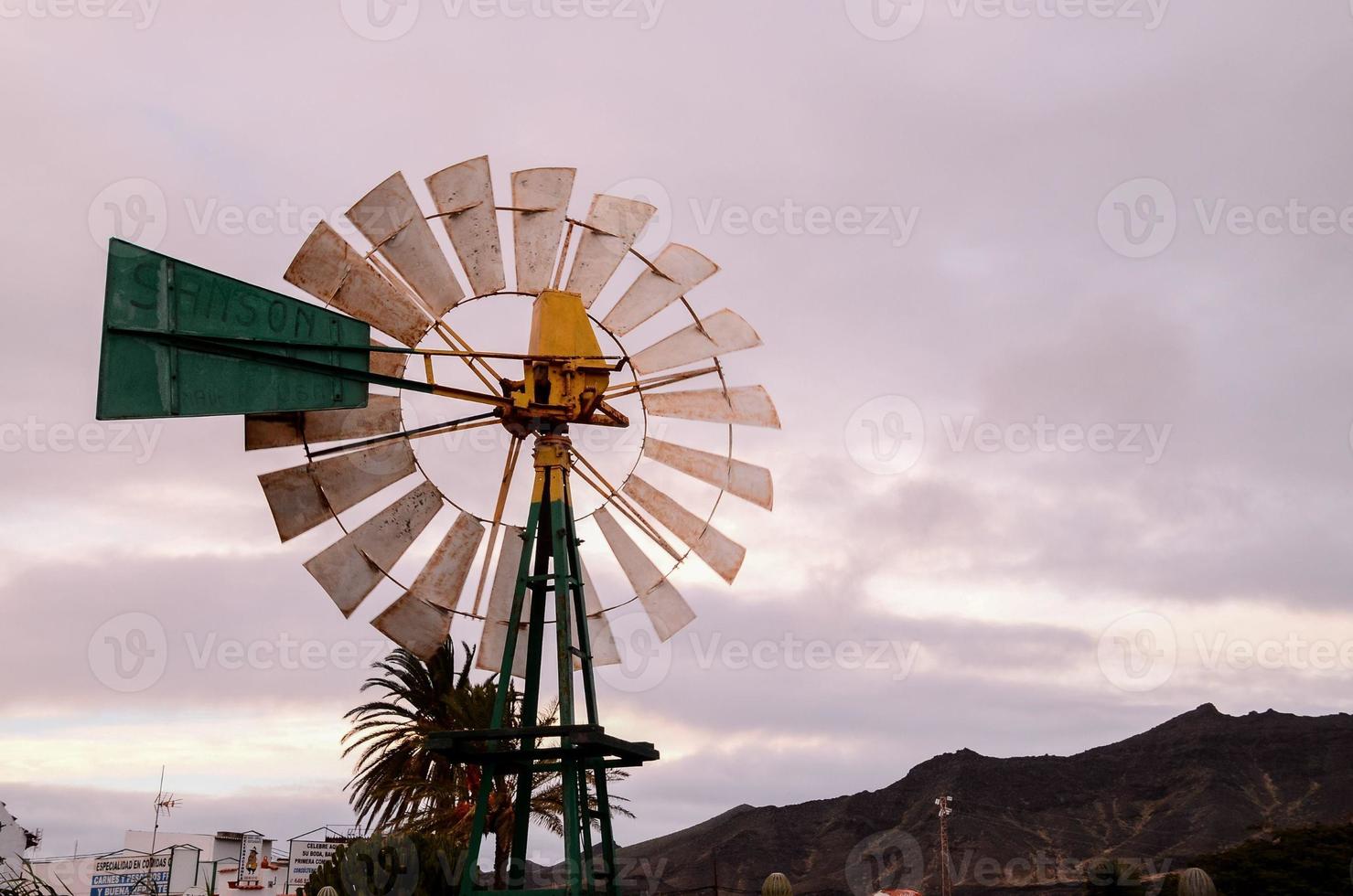 ein Metall Windmühle foto