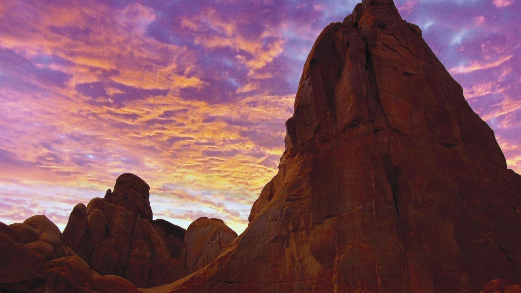 rote Felsen gegen Zuckerwattehimmel während des Sonnenuntergangs foto