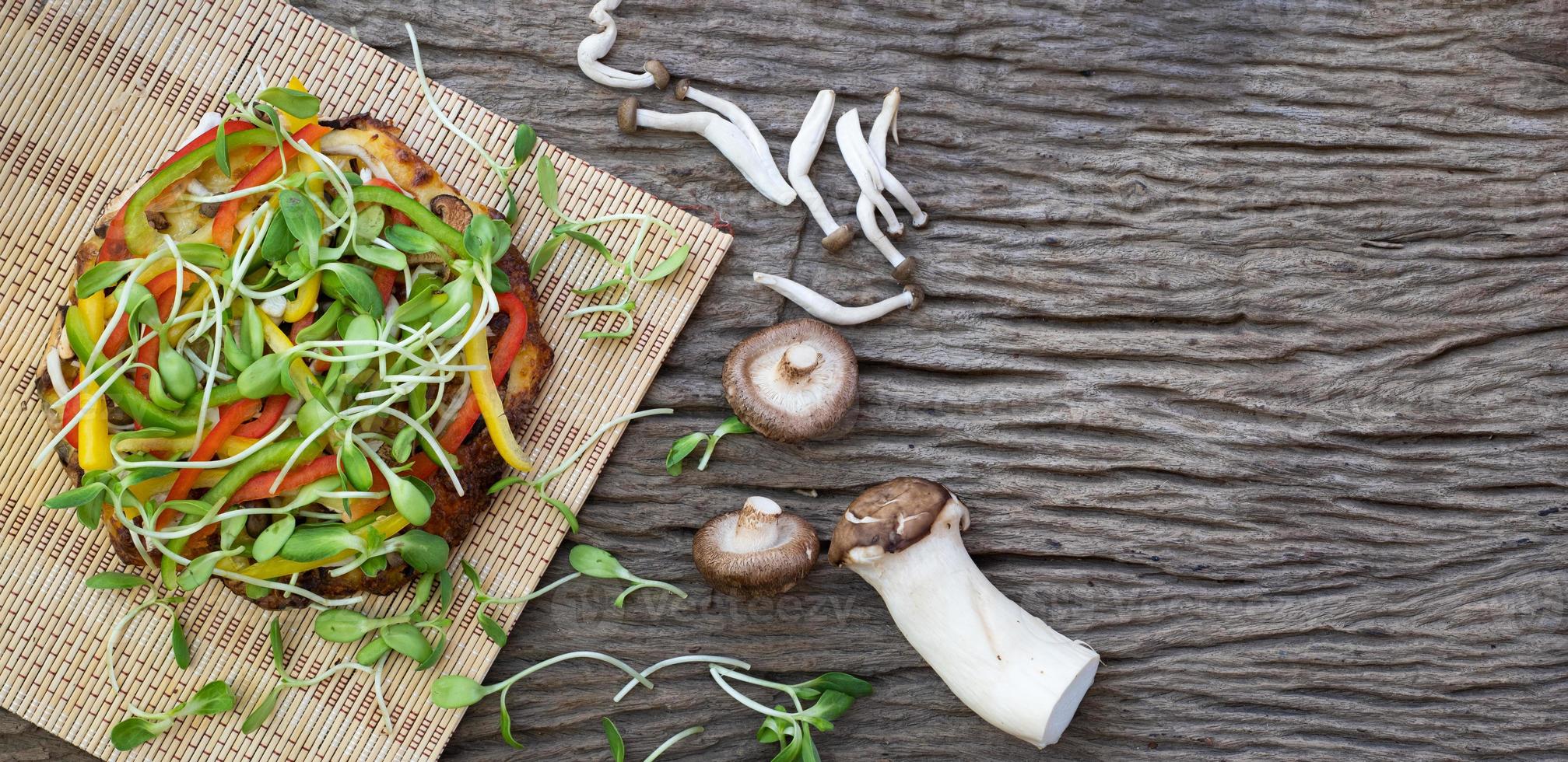 hausgemachte Gemüsepizza mit Sonnenblumensprossen foto