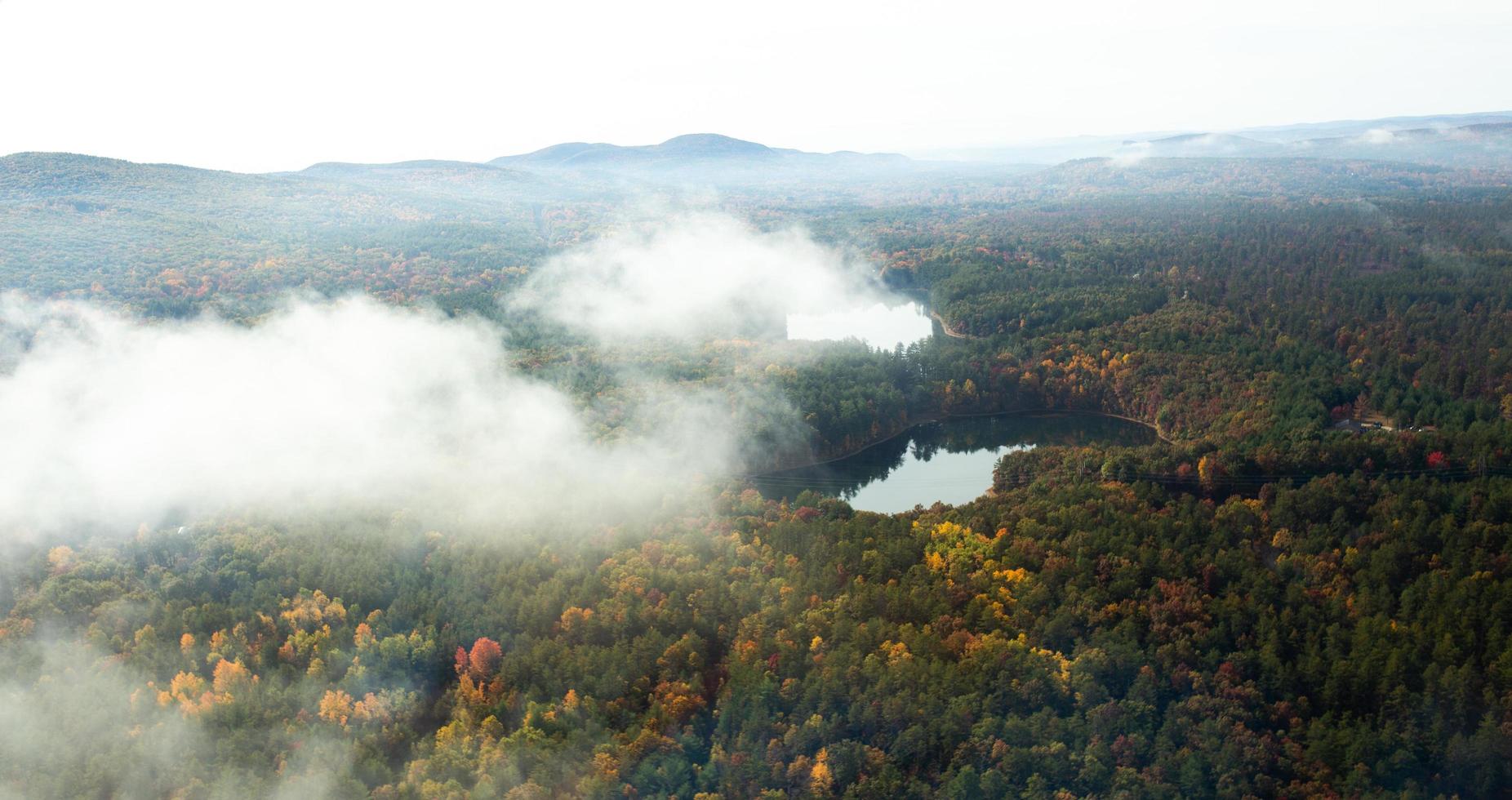 Luftaufnahme der nebligen Hügel von New England im Herbst foto