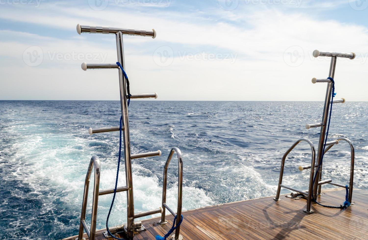 Futterboot mit erhöhten Leitern foto