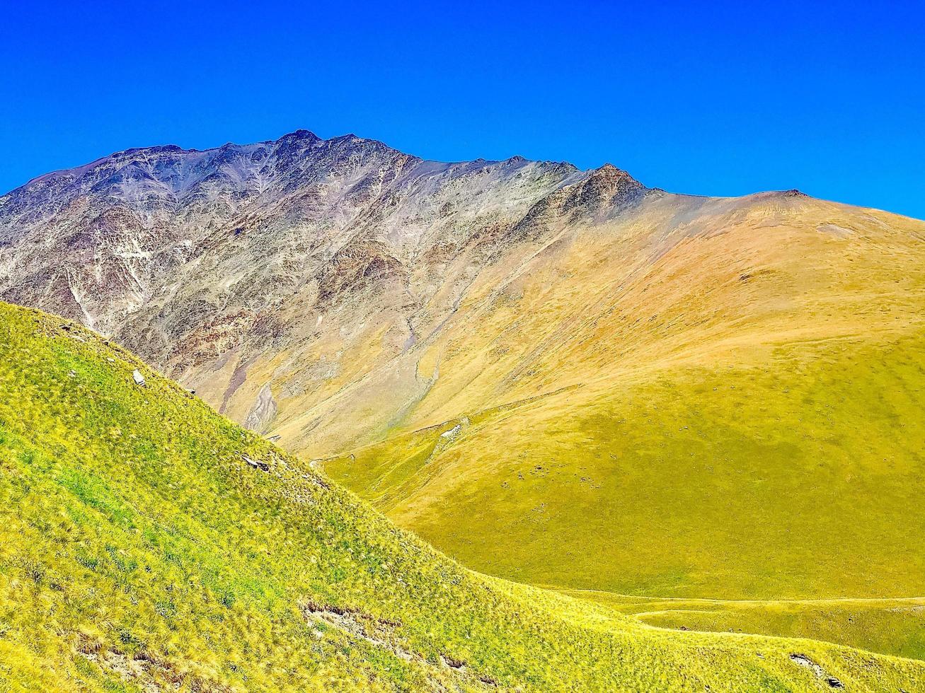 malerische Tusheti Nationalpark Blick auf Atsunta Pass Wanderweg foto