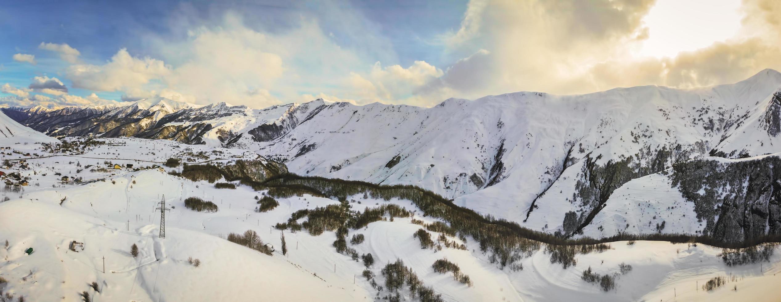 Kaukasusgebirgspanorama im Winter in Gudauri foto