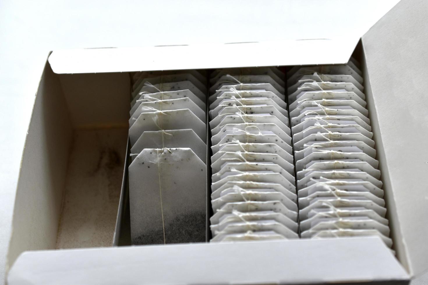 eine Schachtel mit leckeren weißen Teebeuteln foto