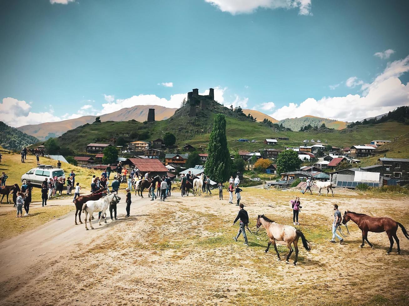 Tusheti, Georgia 2020 - Tushetoba traditionelles Pferderennen, bei dem sich Reiter und Zuschauer zum traditionellen Tushetian Festival versammeln foto