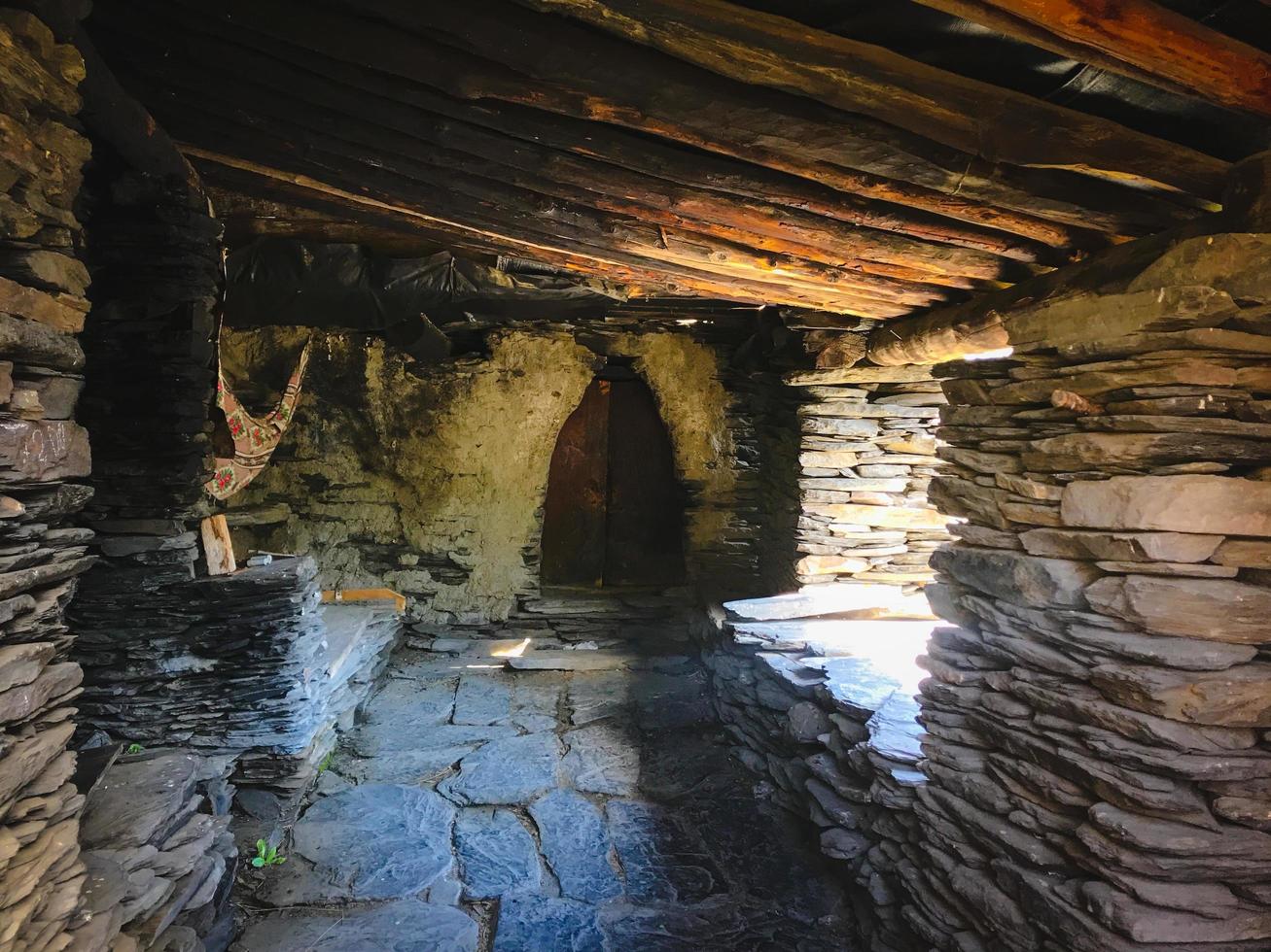 Tuneshi Nationalpark, Georgia 2020 - tuhetisches Steinhaus Interieur in Kvavlo Dartlo Dorf foto