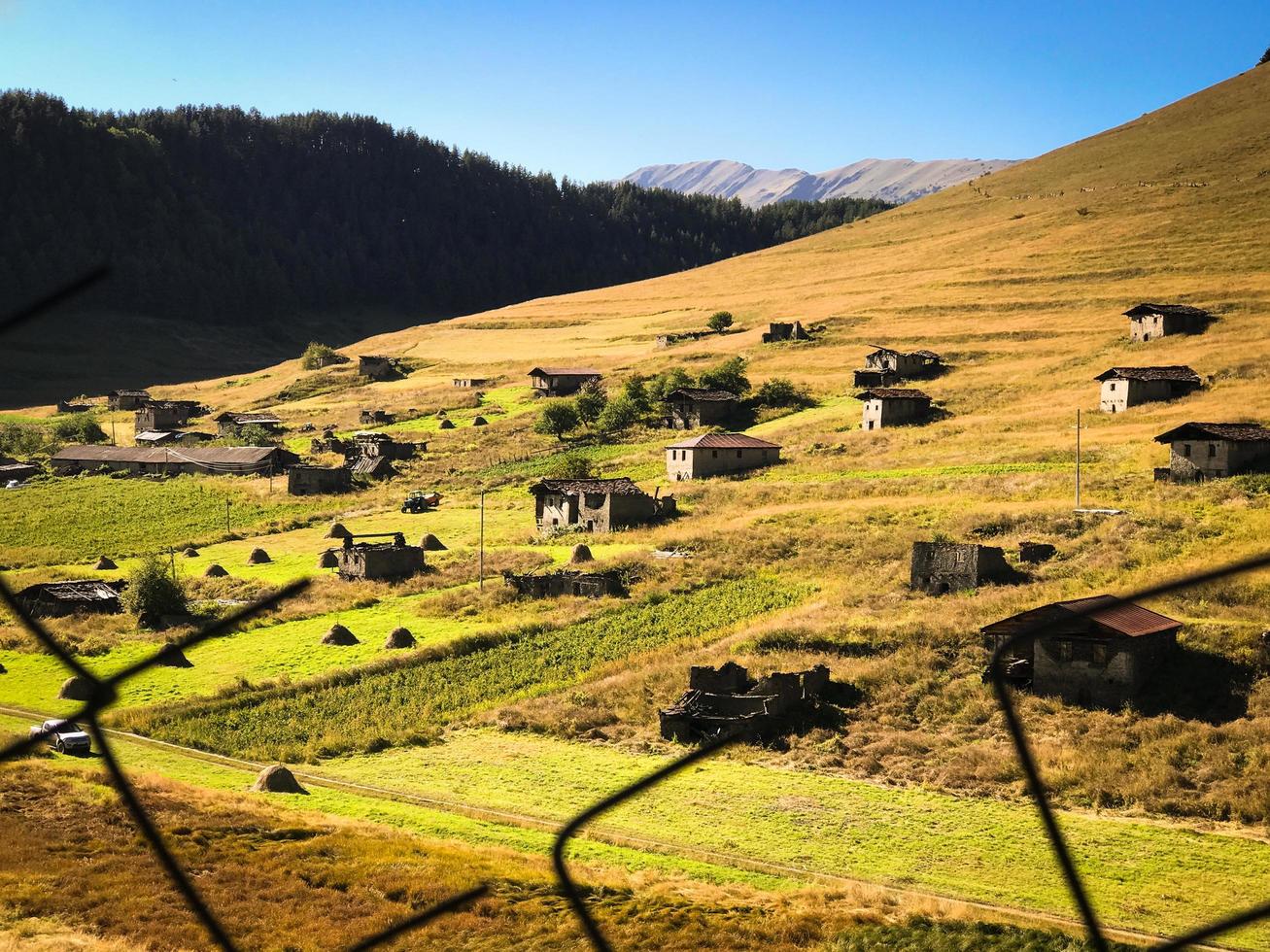 Tusheti, Georgia 2020 - alte Steingebäude im Dorf Shenako foto