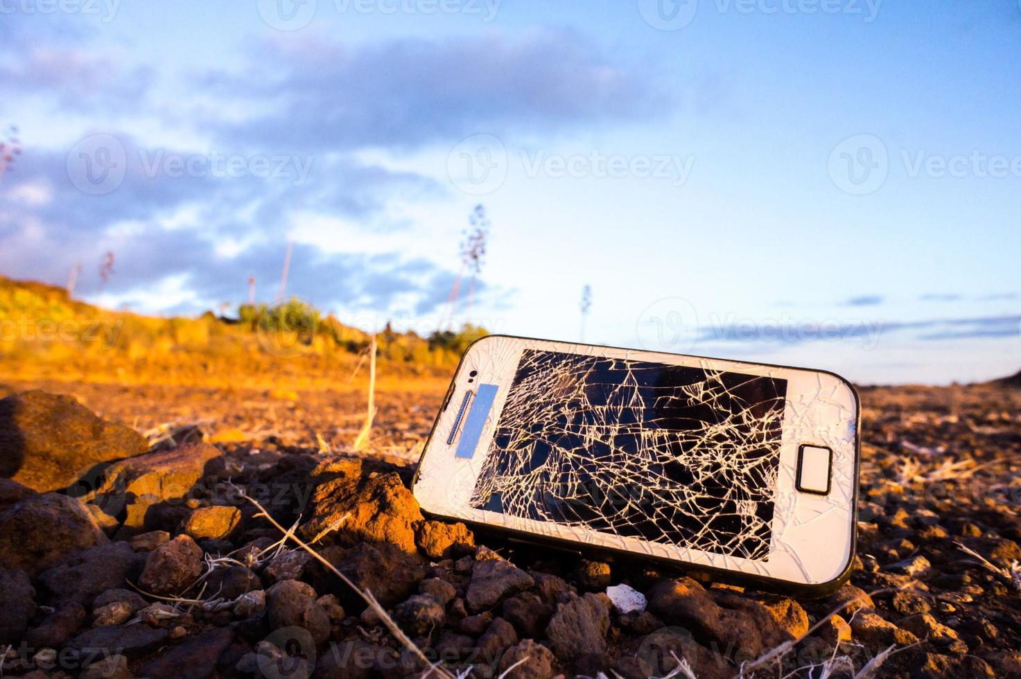 kaputtes telefon auf dem boden foto