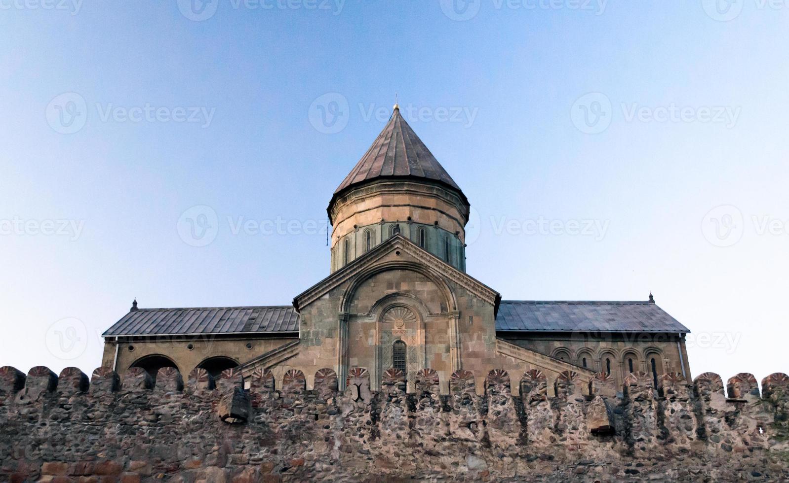 alte kirche in georgien gegen einen blauen himmel foto