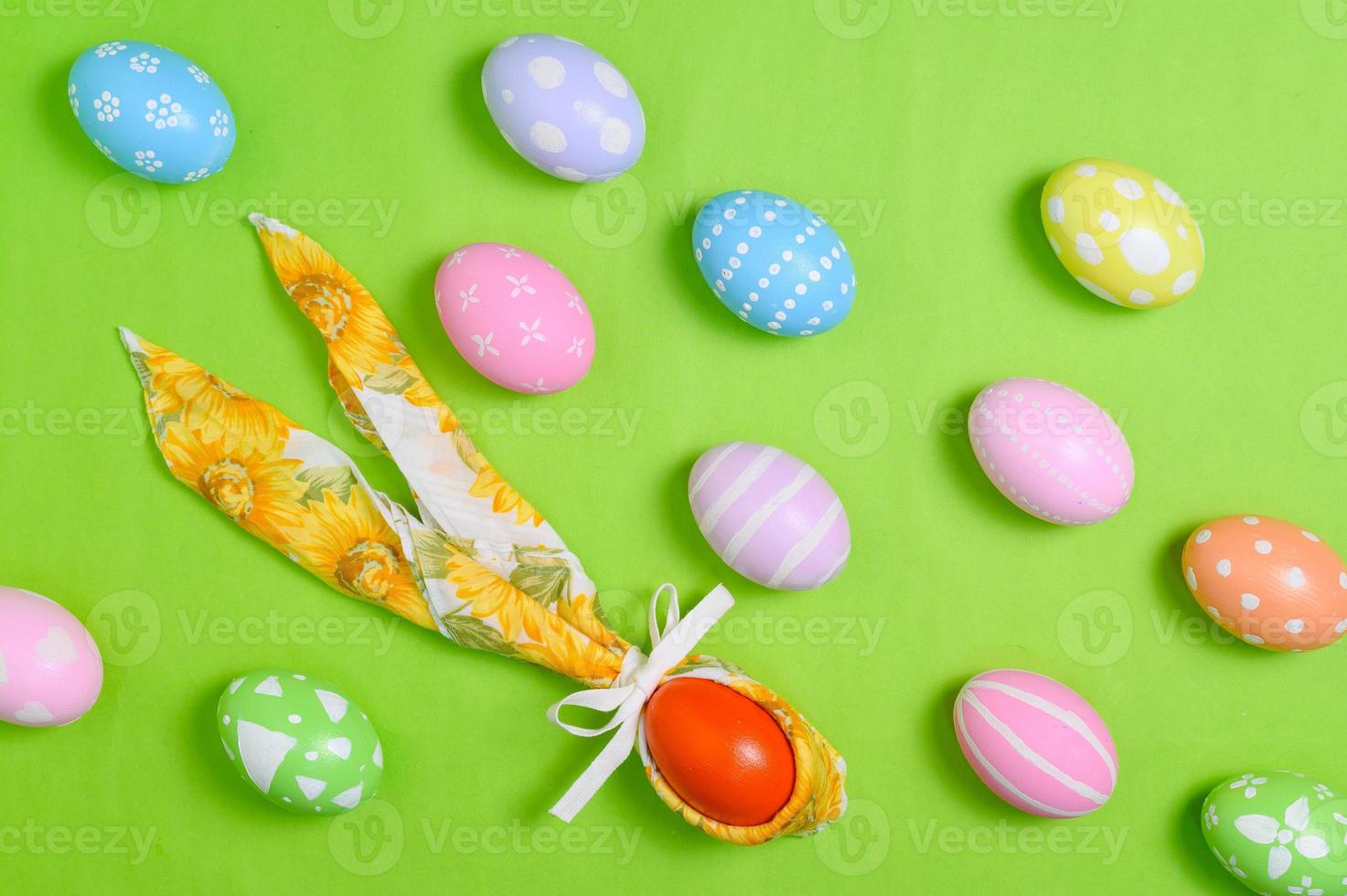 glücklich Ostern Urlaub Gruß Karte Design Konzept. bunt Ostern Eier und Frühling Blumen auf Pastell- Grün Hintergrund. eben legen, oben Sicht, Kopieren Raum. foto