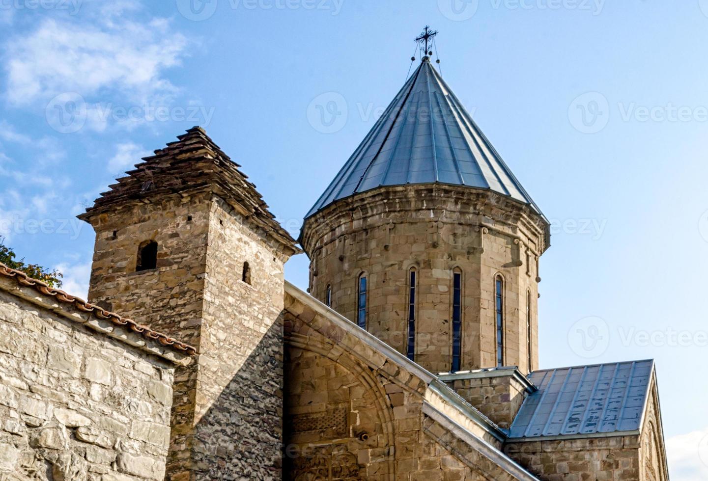 Nahaufnahme einer alten antiken christlichen Kirche mit Kuppel und Kreuz foto