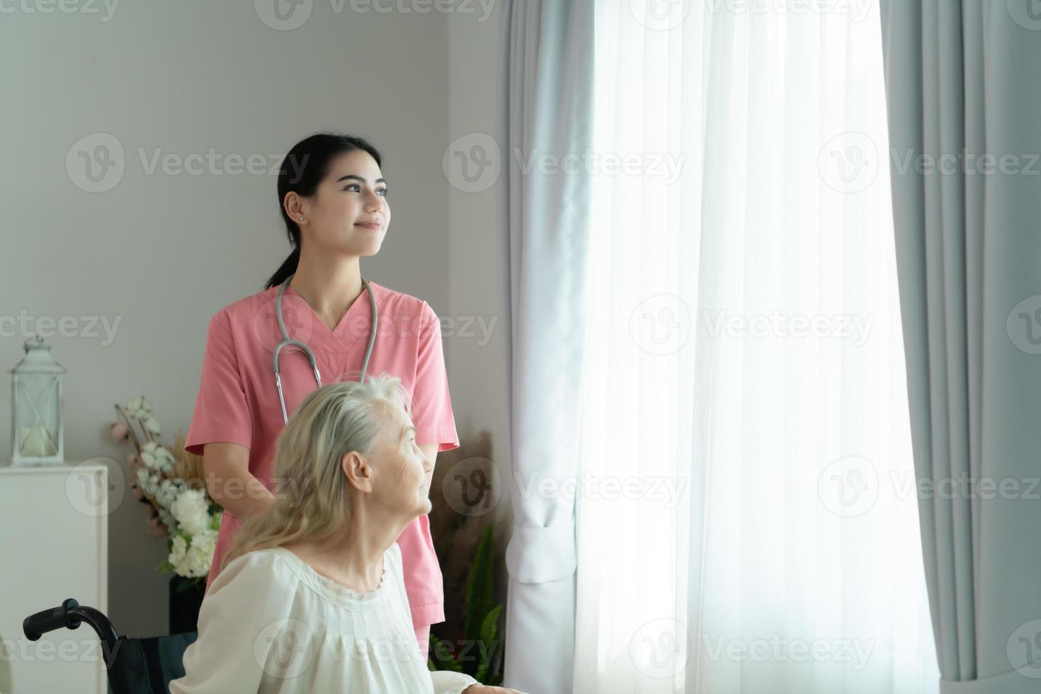 Pflegekraft zum ein Alten Frau wöchentlich Untersuchungen beim das Patienten Residenz. bereit zu geben medizinisch Rat und sich unterhalten Über verschiedene Geschichten, Austausch jeder andere glücklich. foto