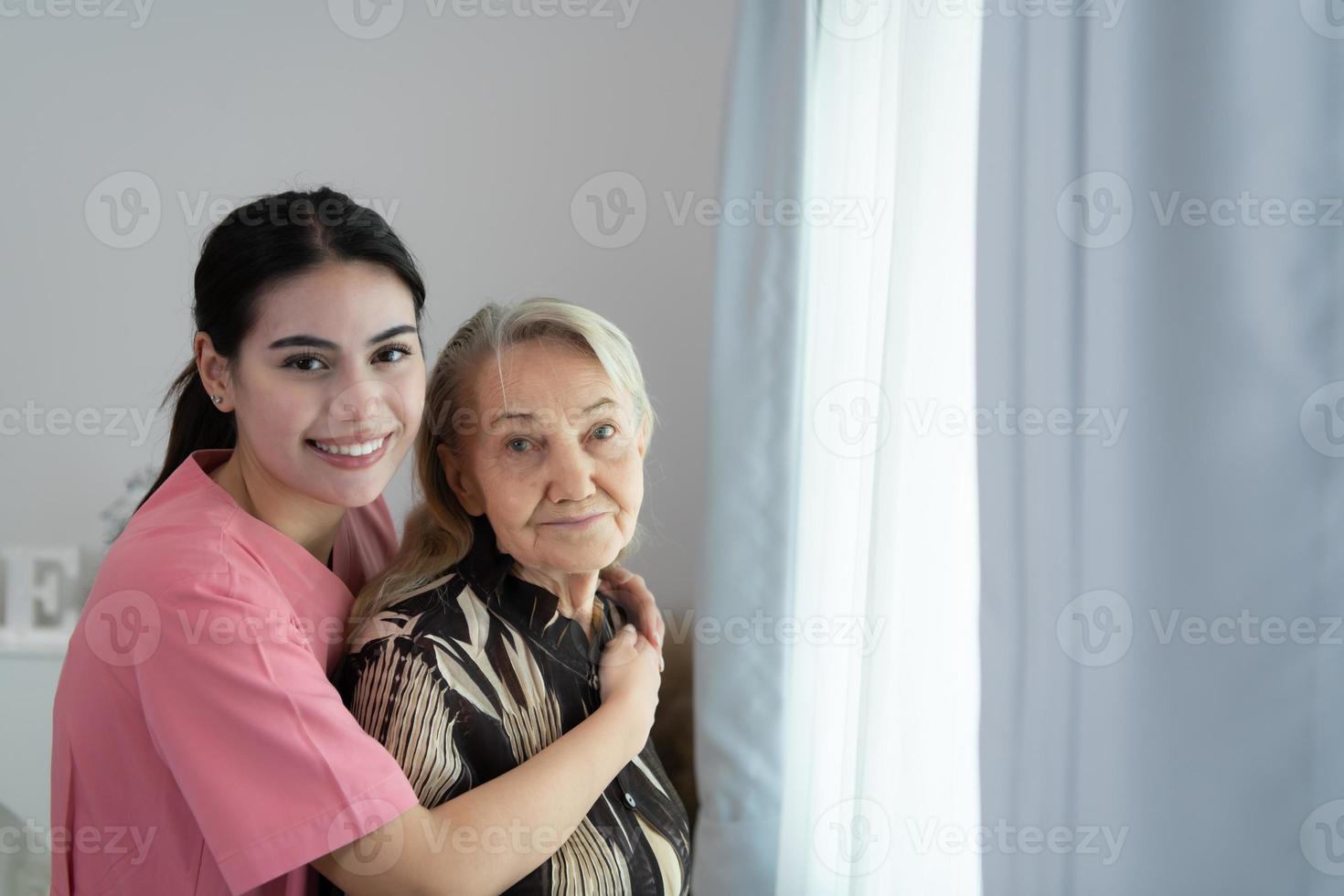 Pflegekraft zum ein Alten Frau wöchentlich Untersuchungen beim das Patienten Residenz. bereit zu geben medizinisch Rat und sich unterhalten Über verschiedene Geschichten, Austausch jeder andere glücklich. foto