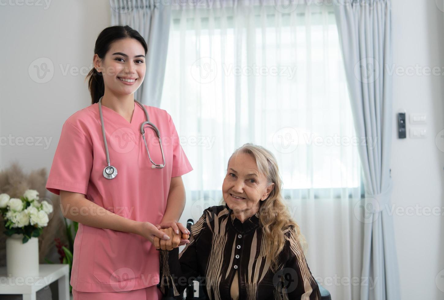 Pflegekraft zum ein Alten Frau wöchentlich Untersuchungen beim das Patienten Residenz. bereit zu geben medizinisch Rat und sich unterhalten Über verschiedene Geschichten, Austausch jeder andere glücklich. foto