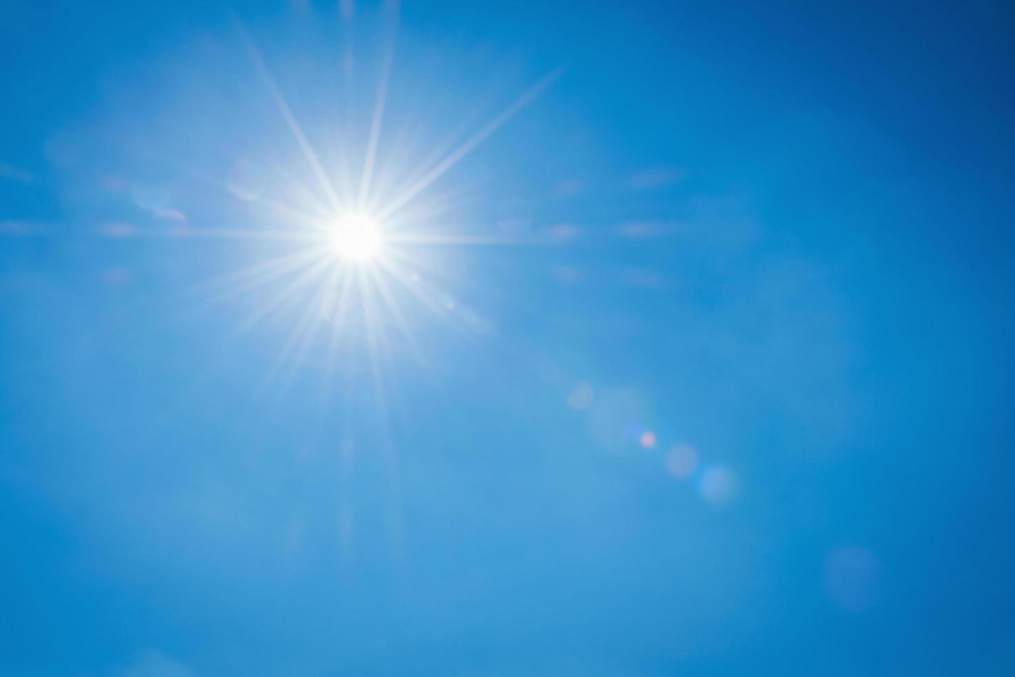 schön Blau Himmel mit Weiß Wolke und Sonnenschein Hintergrund foto