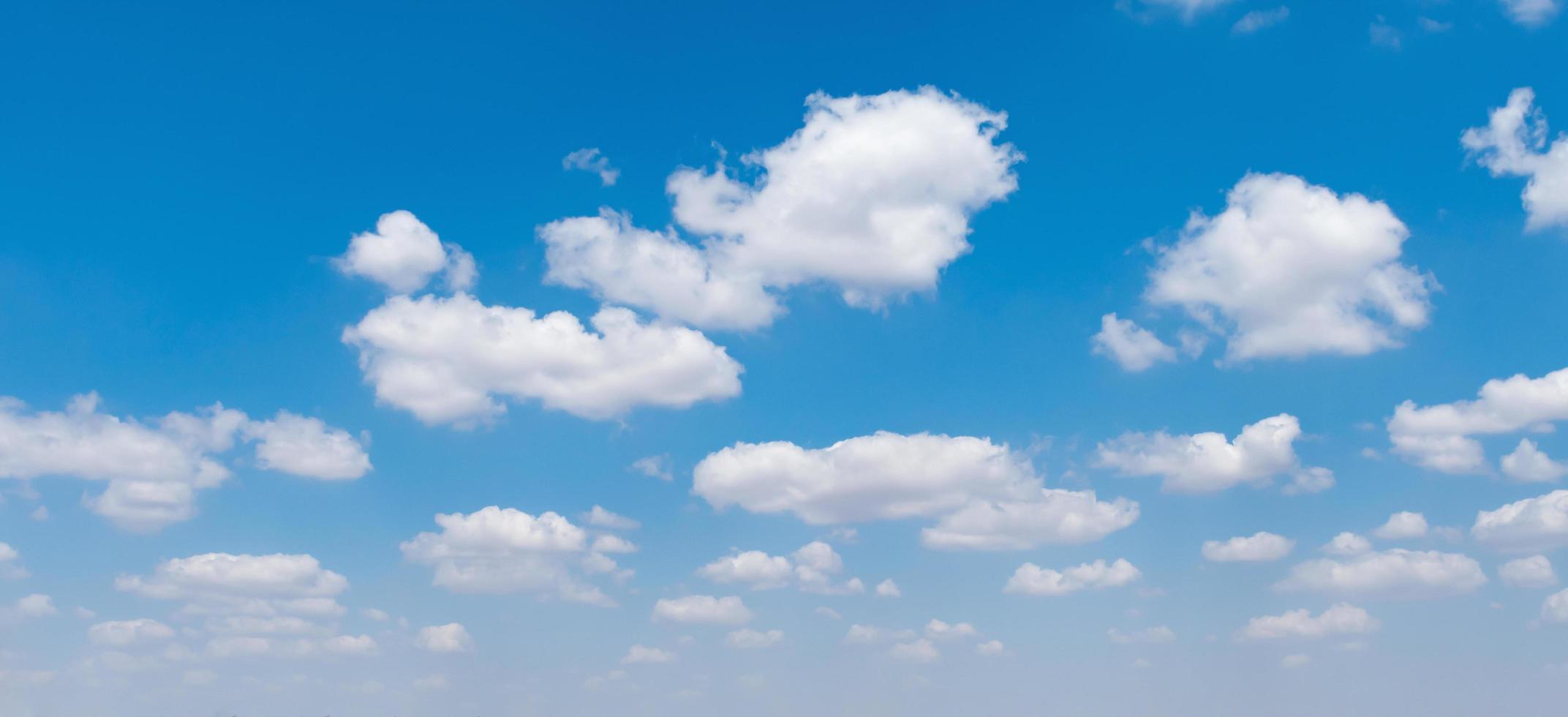 Blau Himmel mit Weiß Wolke Hintergrund Natur Aussicht foto