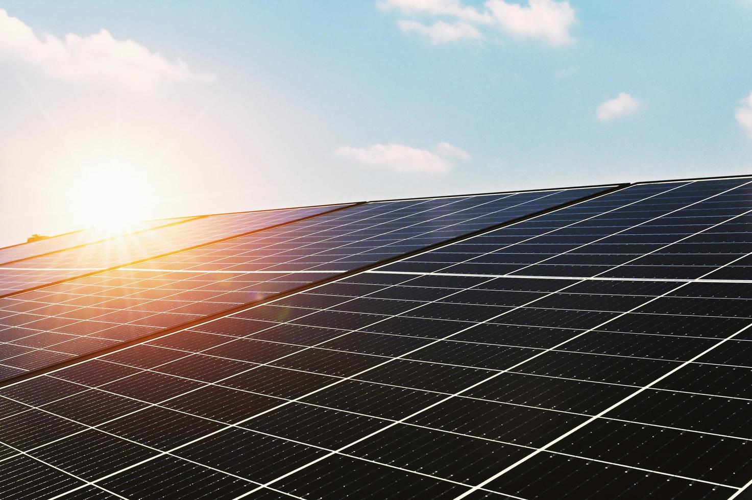 Solar- Zelle Panel mit Blau Himmel und Sonnenuntergang. Energie Reinigung im Natur Konzept foto