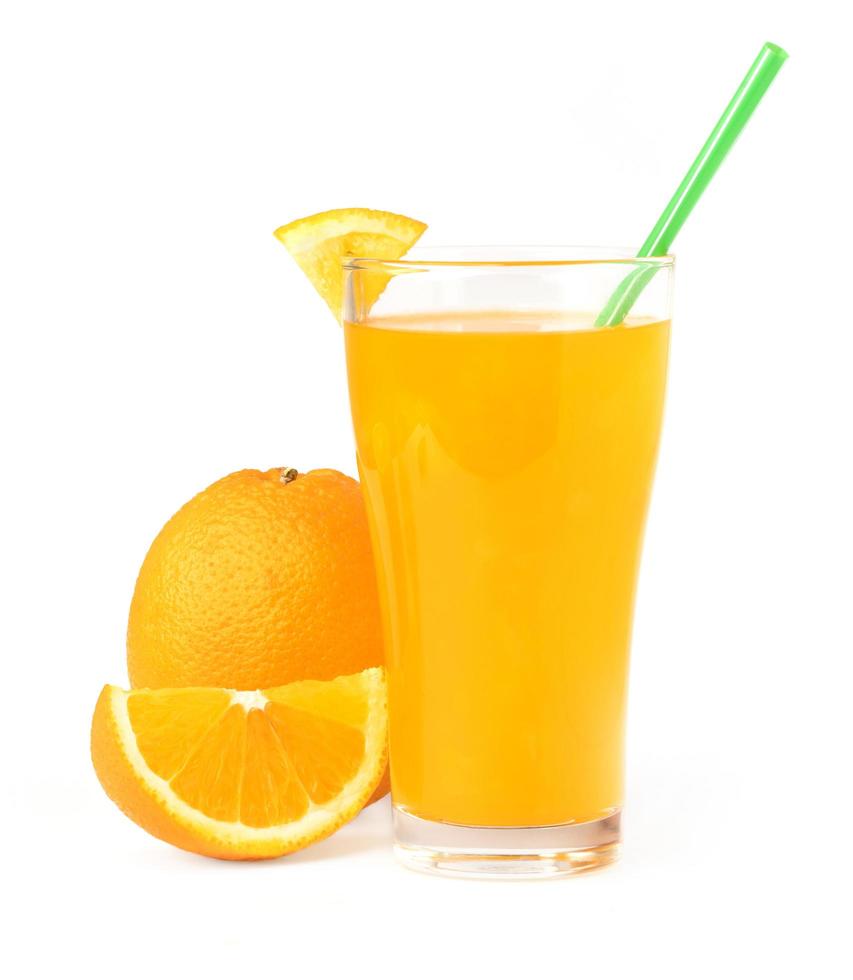 Orange Saft im Glas mit Obst isolieren auf Weiß Hintergrund foto