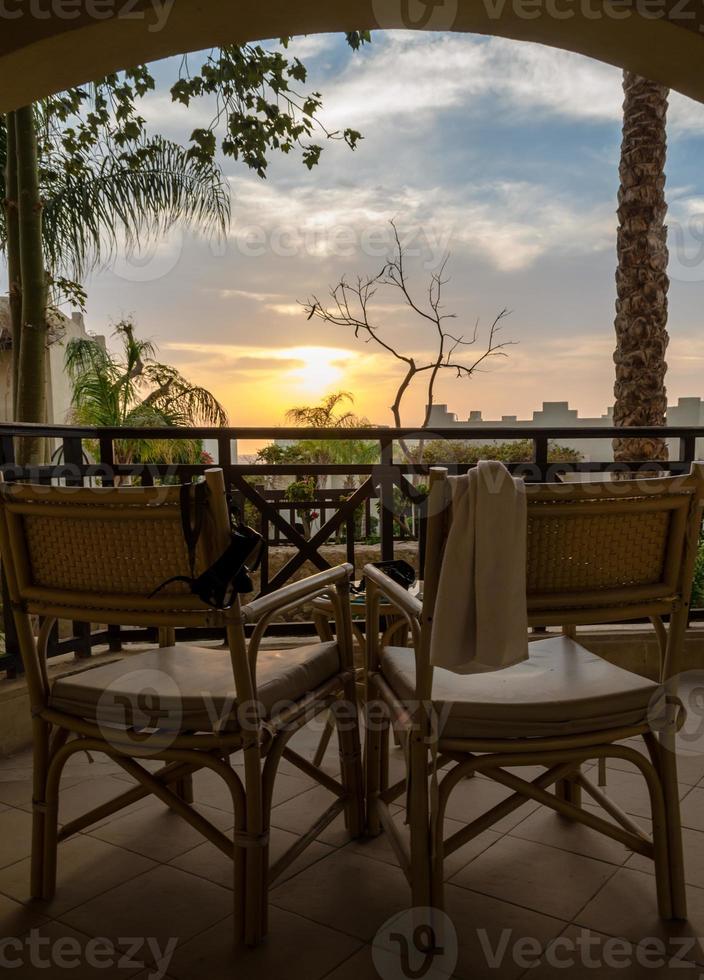 Stühle auf einer Terrasse bei Sonnenuntergang foto