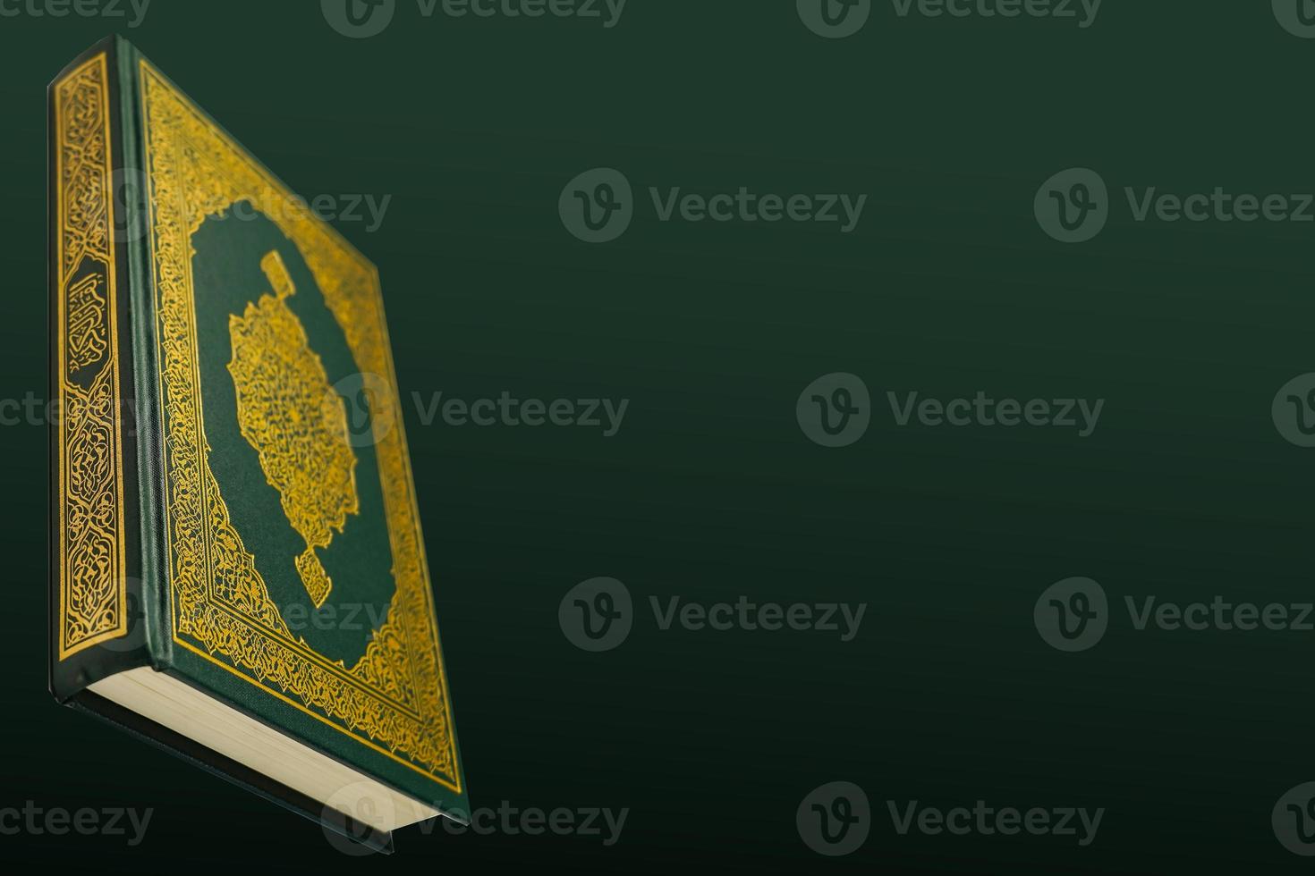 das heilig al Koran mit geschrieben Arabisch Kalligraphie Bedeutung von al Koran und Rosenkranz Perlen oder tasbih auf dunkel Grün schwarz Hintergrund mit Kopieren Raum. foto