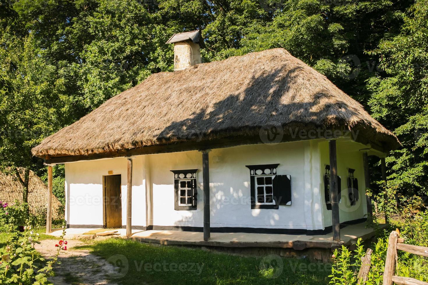 altes Landhaus in der Sommersaison foto