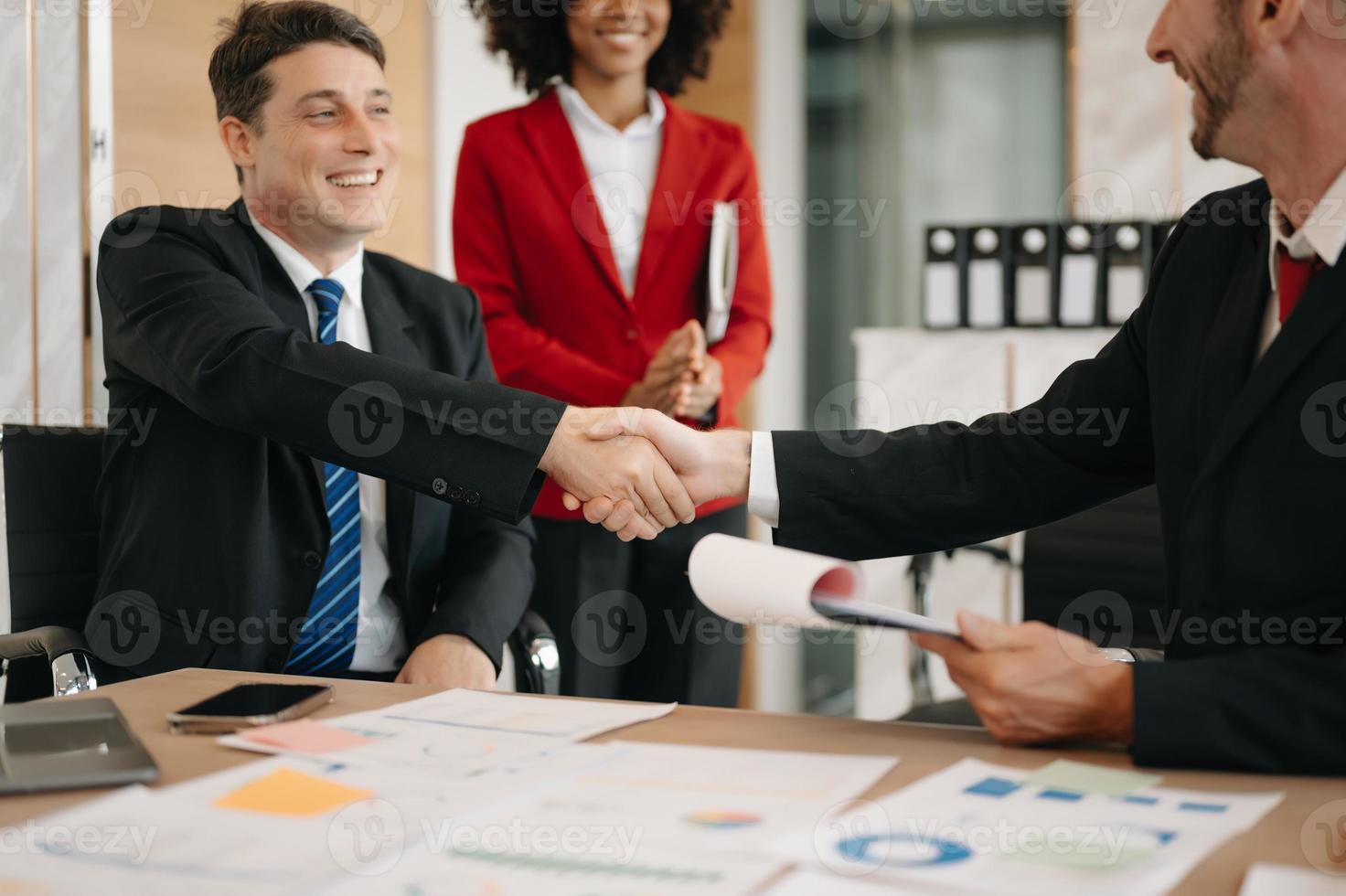 Geschäft Menschen zittern Hände während ein Treffen im modern Büro foto