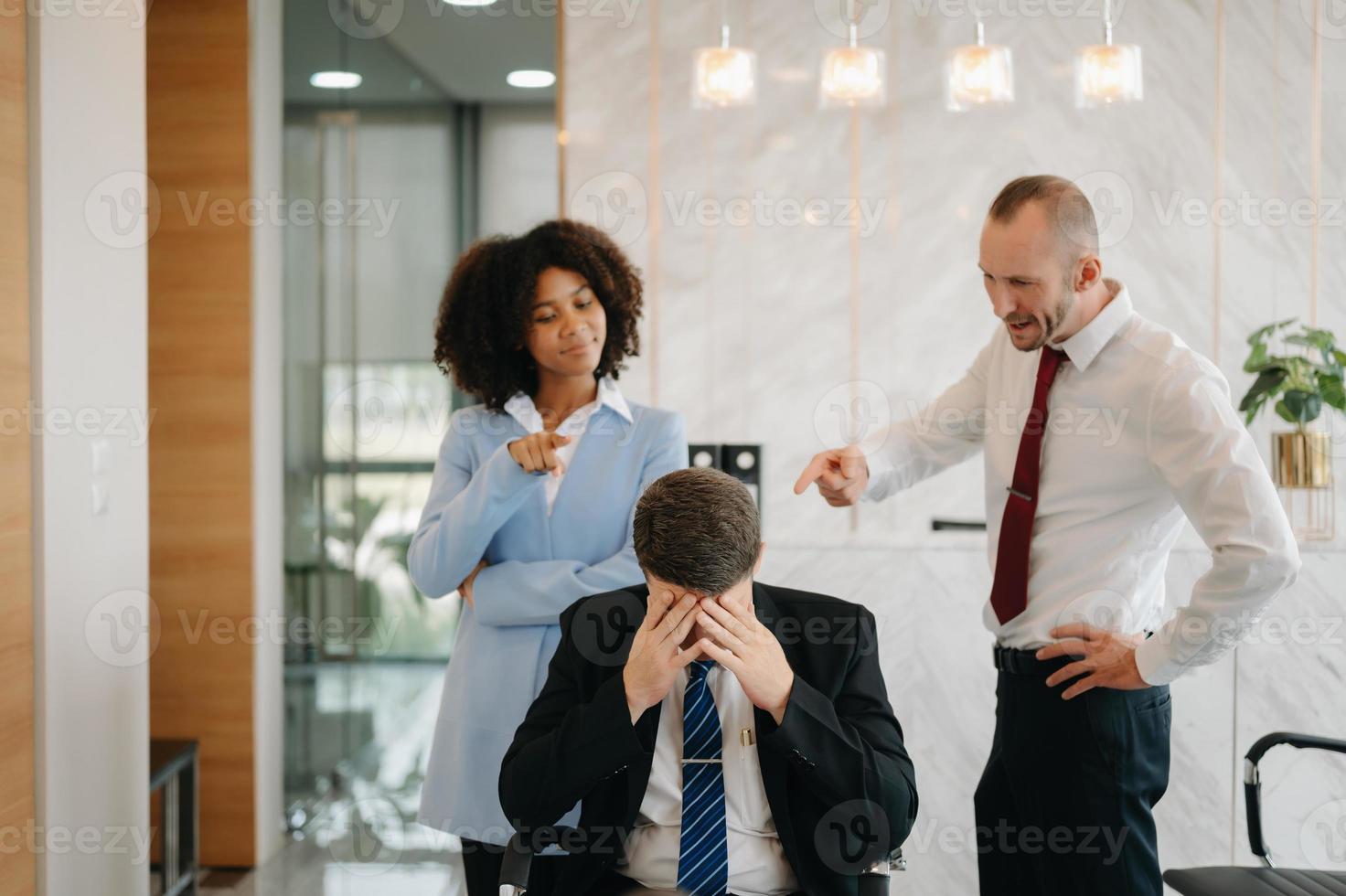 Mannschaft Denken von Problem Lösung beim Büro treffen, traurig vielfältig Geschäft Menschen Gruppe schockiert durch Schlecht Nachricht, verärgert Kollegen im Panik nach Unternehmen Konkurs Konzept foto