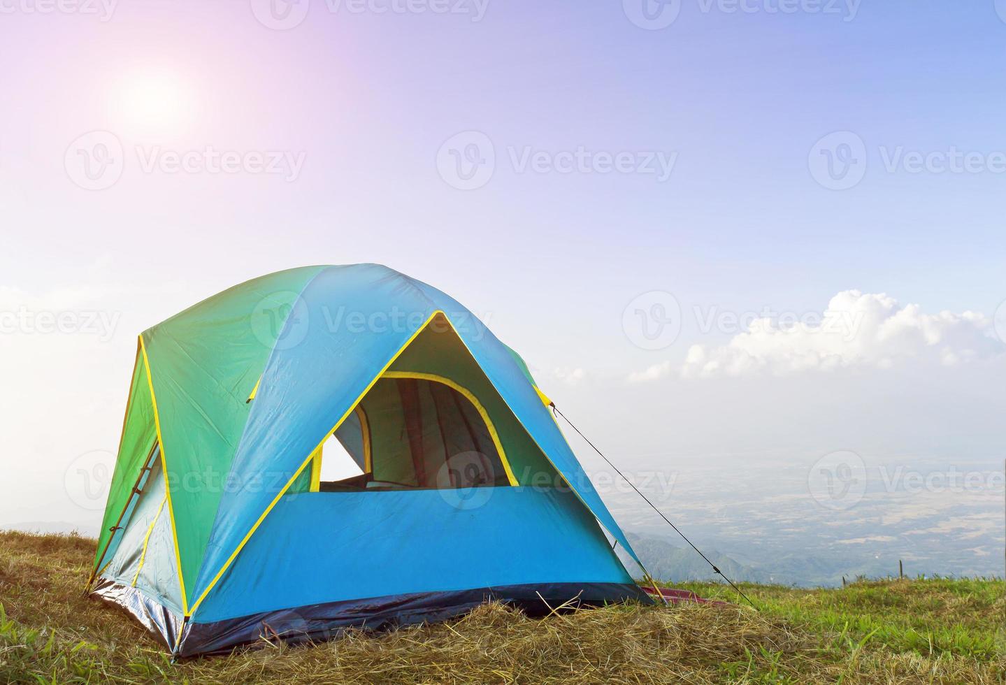 Zelt auf ein Gras und im Morgen Sonnenaufgang foto