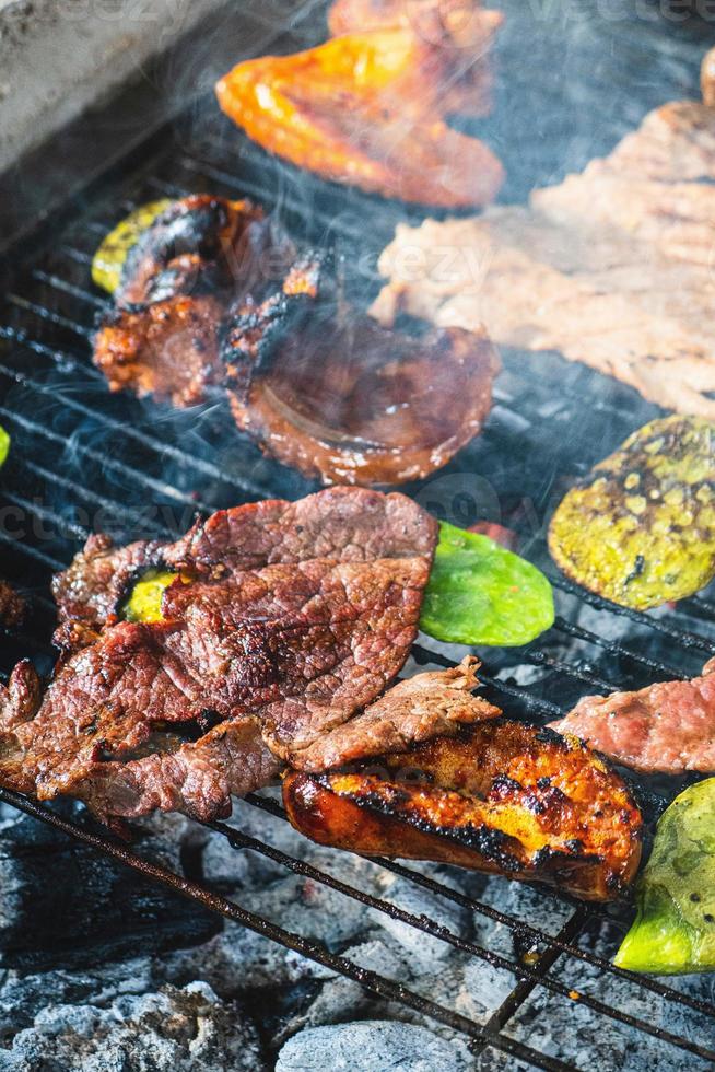 gegrillt Nopales Hähnchen Würstchen und gegrillt Rindfleisch foto