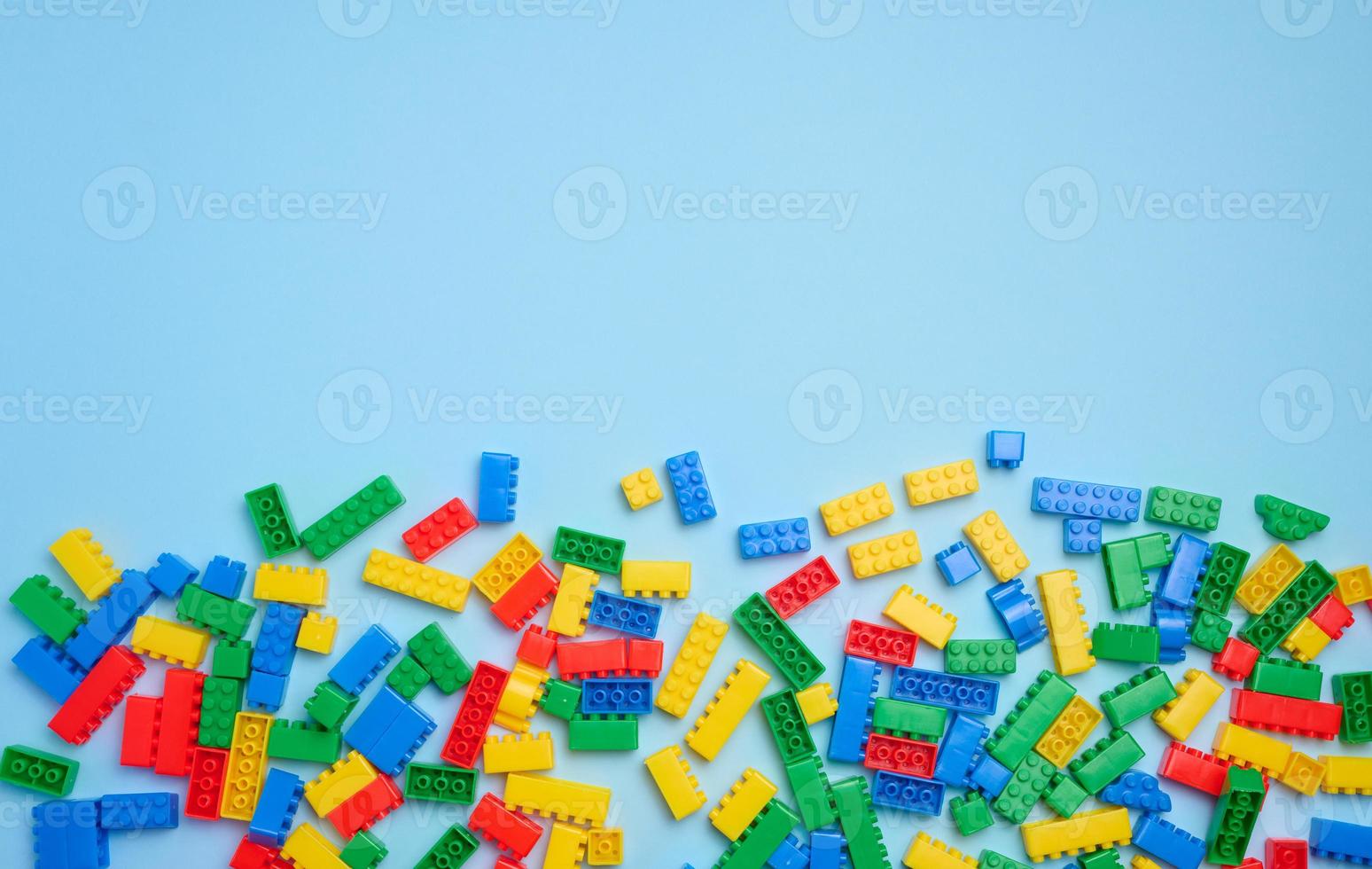 mehrfarbig Plastik Würfel von ein Kinder- Designer auf ein Blau Hintergrund, oben Aussicht foto