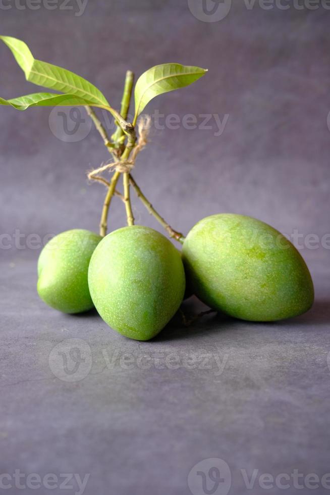 frische grüne Mango auf schwarzem Hintergrund foto