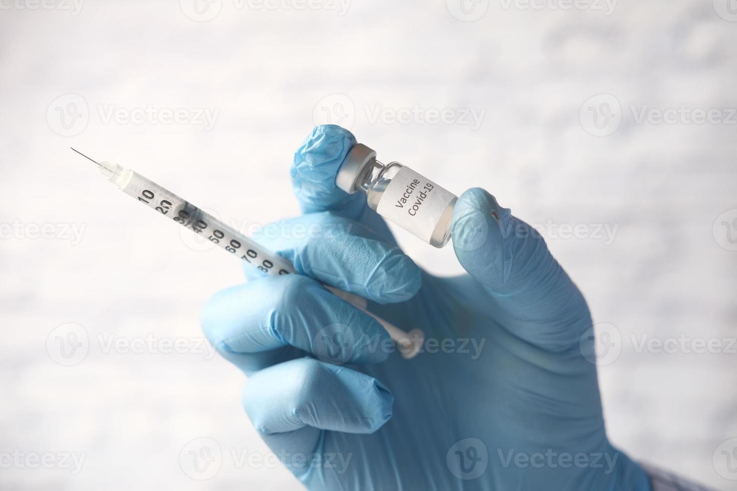 Hand in Hand hält Covid-19-Impfstoff foto